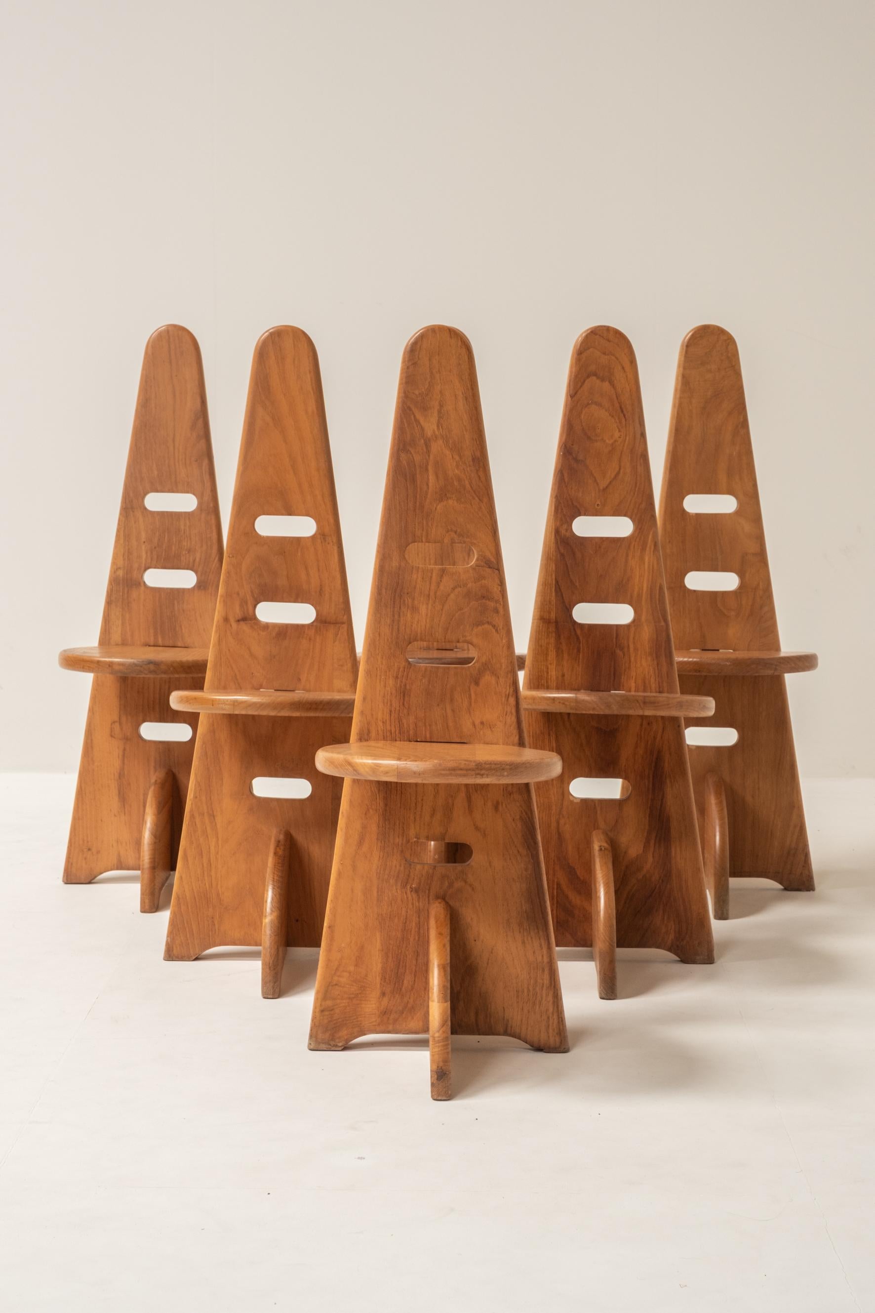 Un raro y llamativo conjunto de seis esculturales sillas de madera, concebidas según el espíritu del diseñador holandés Gijs Boelaars. Cada pieza demuestra un refinado diálogo entre forma y función, caracterizado por una audaz silueta vertical y una