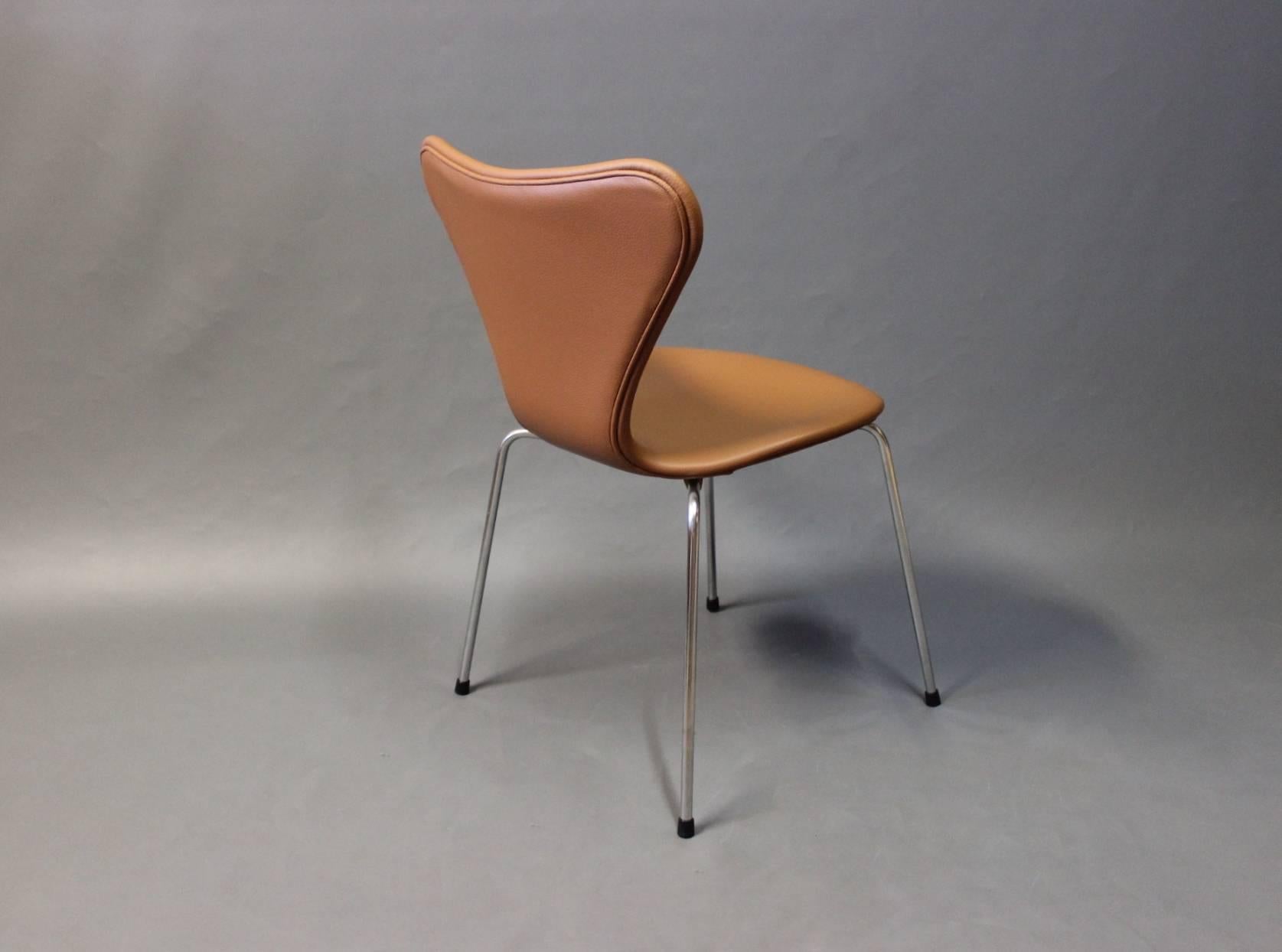 Scandinavian Modern Set of Six Chairs Series 7 Chairs, Model 3107, by Arne Jacobsen and Fritz Hansen