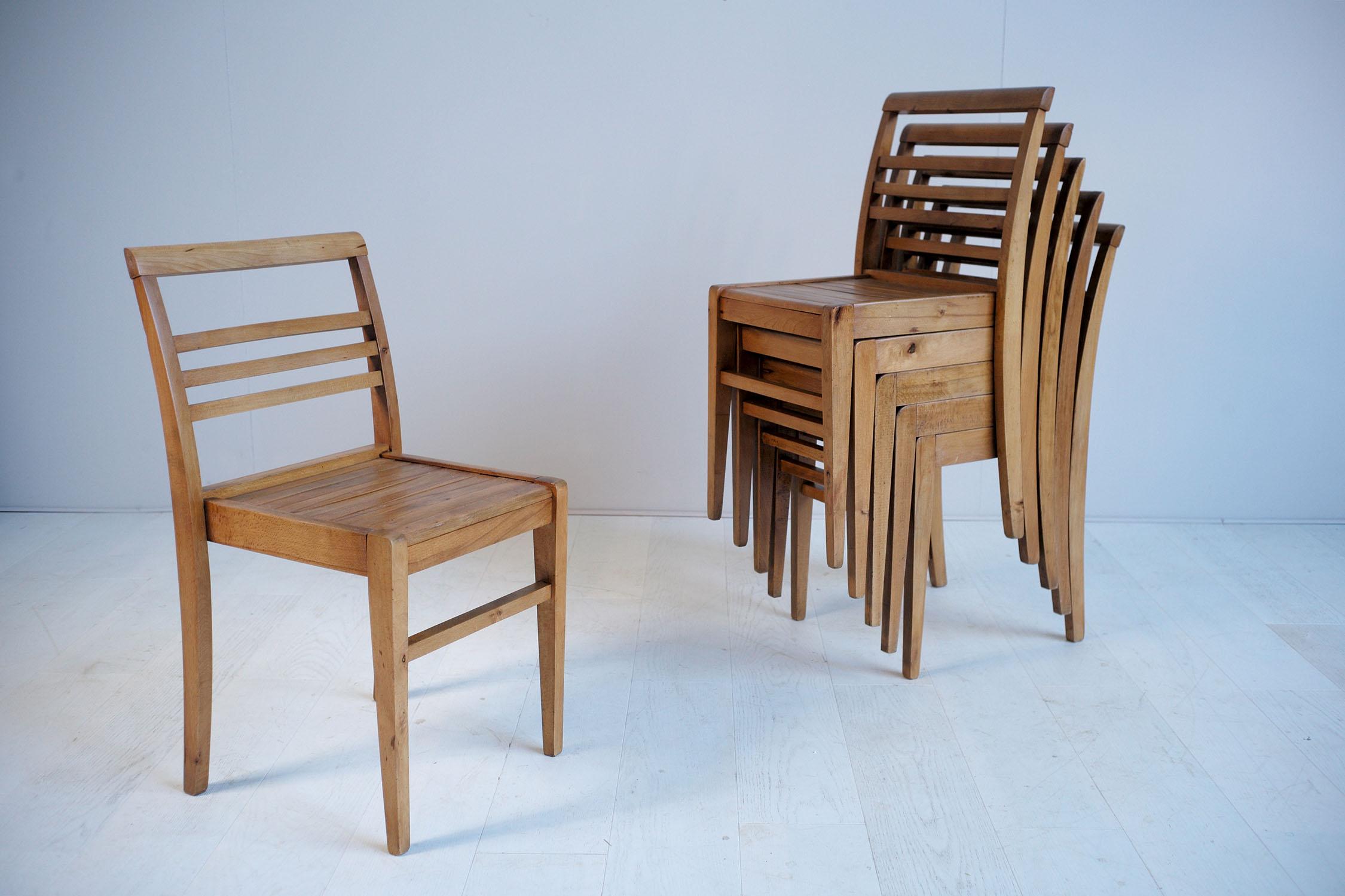 Series of six stackable chairs in oiled beech by René Gabriel, Period of the French Reconstruction (1945-1955).
These chairs are part of the emergency furniture provided to victims of the bombings of the 1939-1945 war. One of the most influential