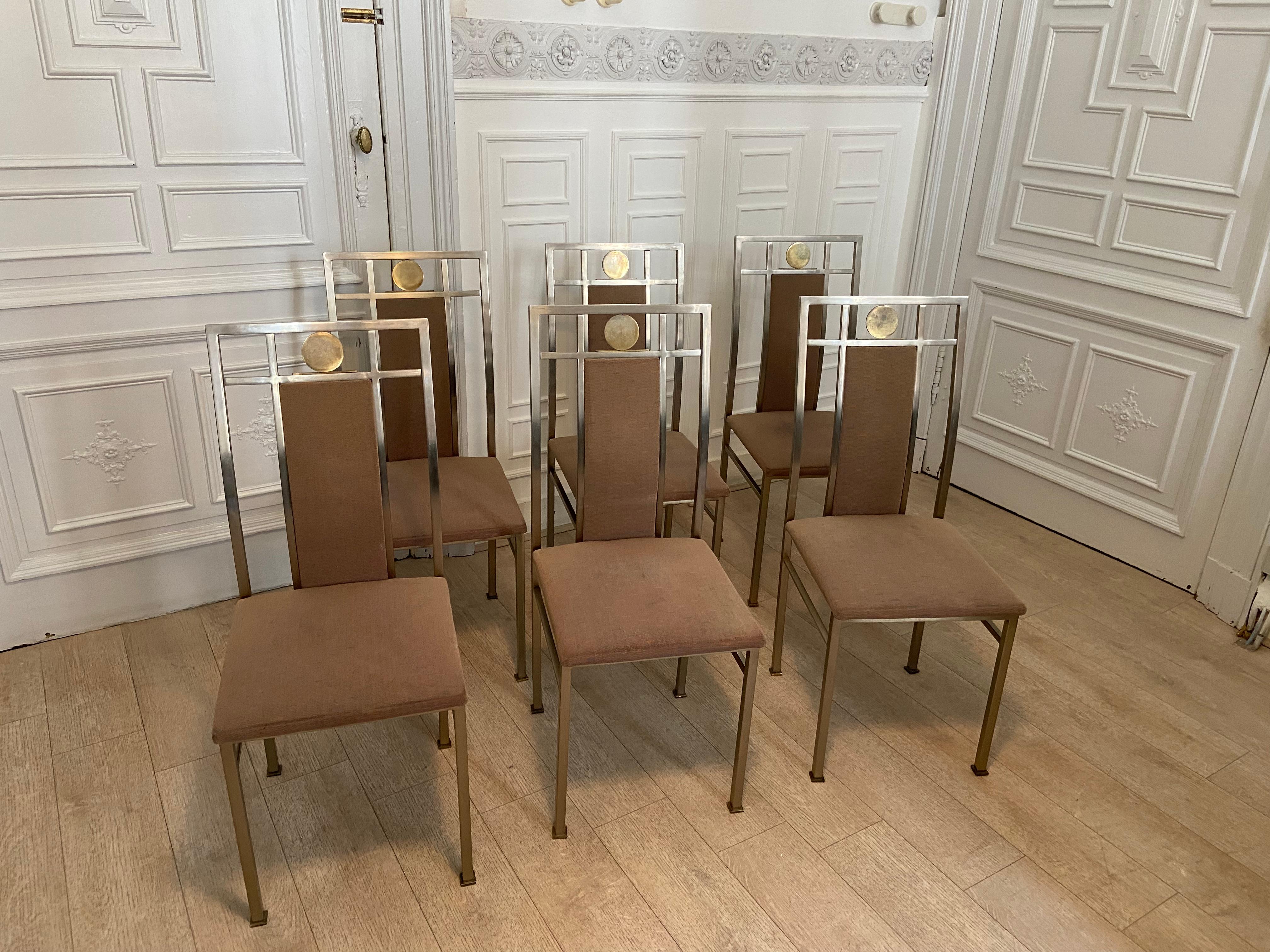 Set of six chairs produced by the Belgian manufacturer belgo chrom in the 80s. Structure in silver metal and golden medallion. Good general condition, consistent signs of wear with age. Seat height: 46.