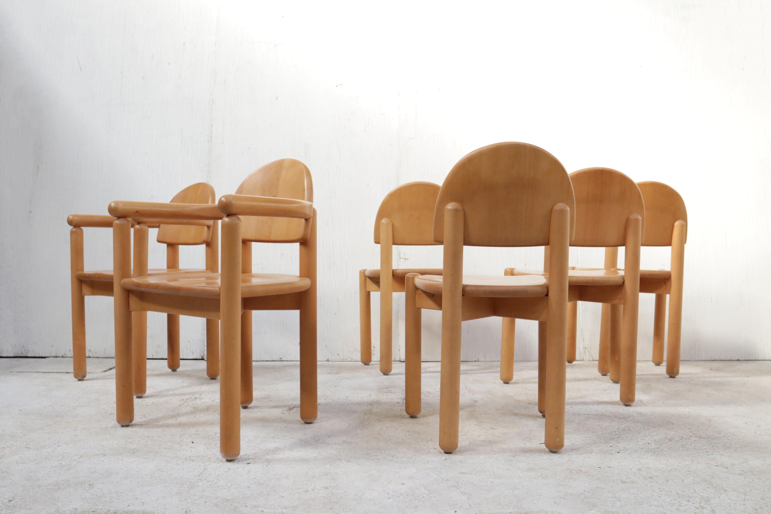 Schöner Satz von sechs sehr skulpturalen Esszimmerstühlen aus Beeche-Holz des schwedischen Architekten und Designers Rainer Daumiller, hergestellt von Hirtshalls Sawmills. 
Die Variante Buche ist seltener zu finden als die Kiefer.
Sie sind auch