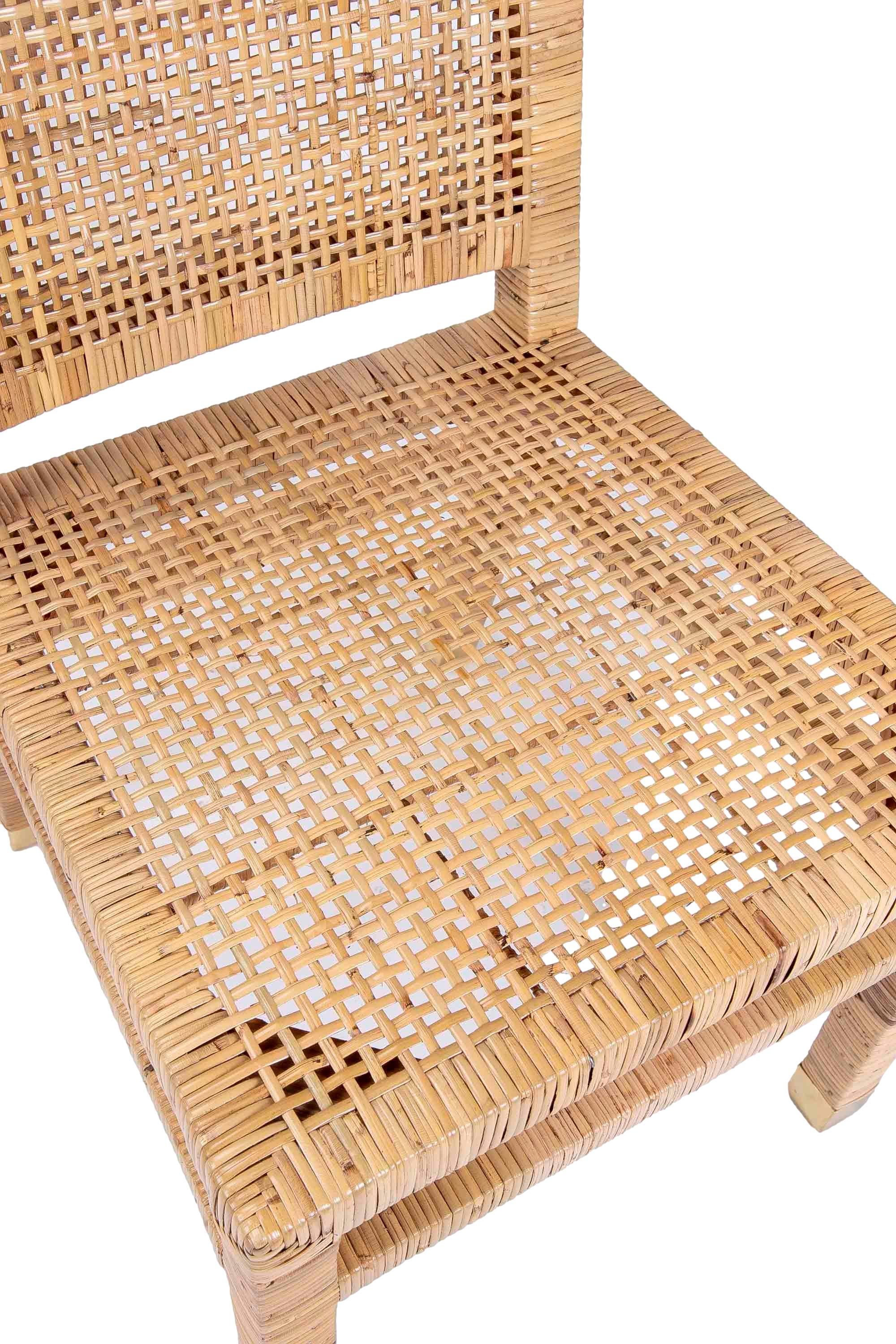 Set di sei sedie con struttura in mogano rivestita in rattan e gambe in ottone in vendita 9