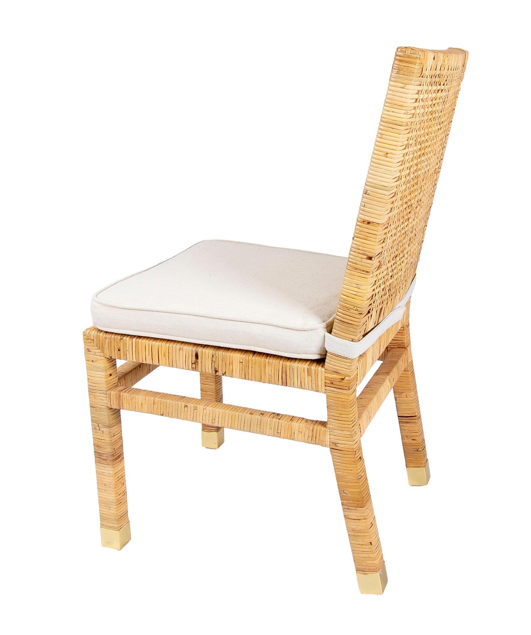 Satz von sechs Stühlen mit Mahagoni-Rahmen mit Rattan-Bezug und Messingfüßen im Angebot 3