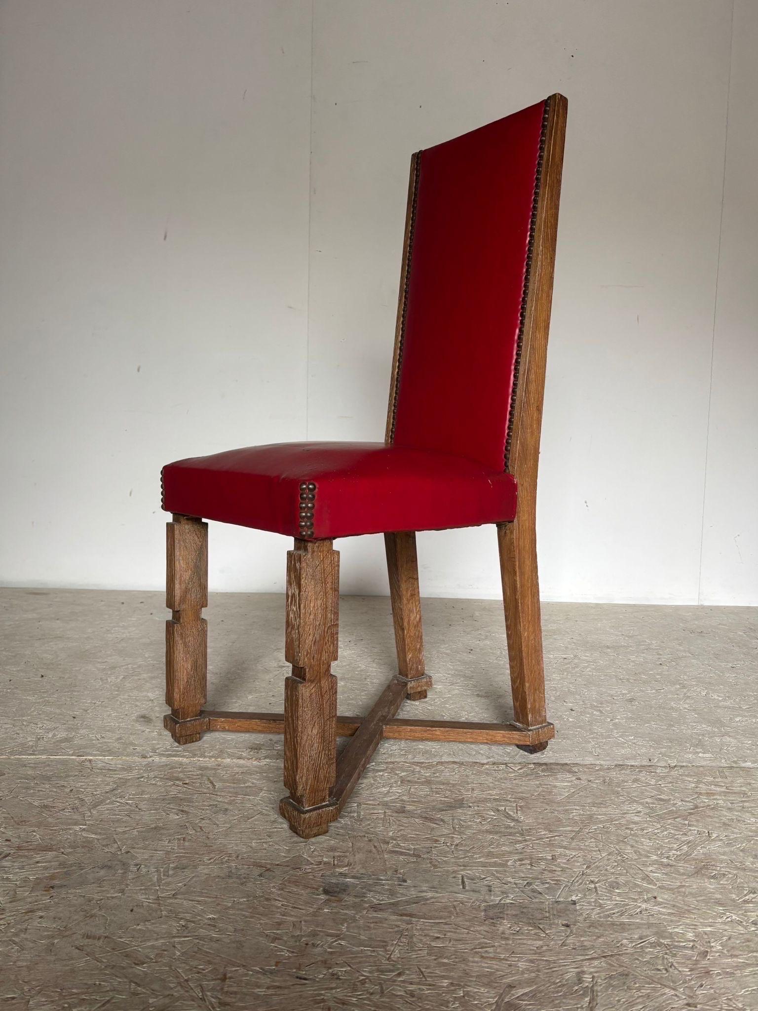 Un elegante set di sei sedie in rovere cerato e similpelle del 1940 circa