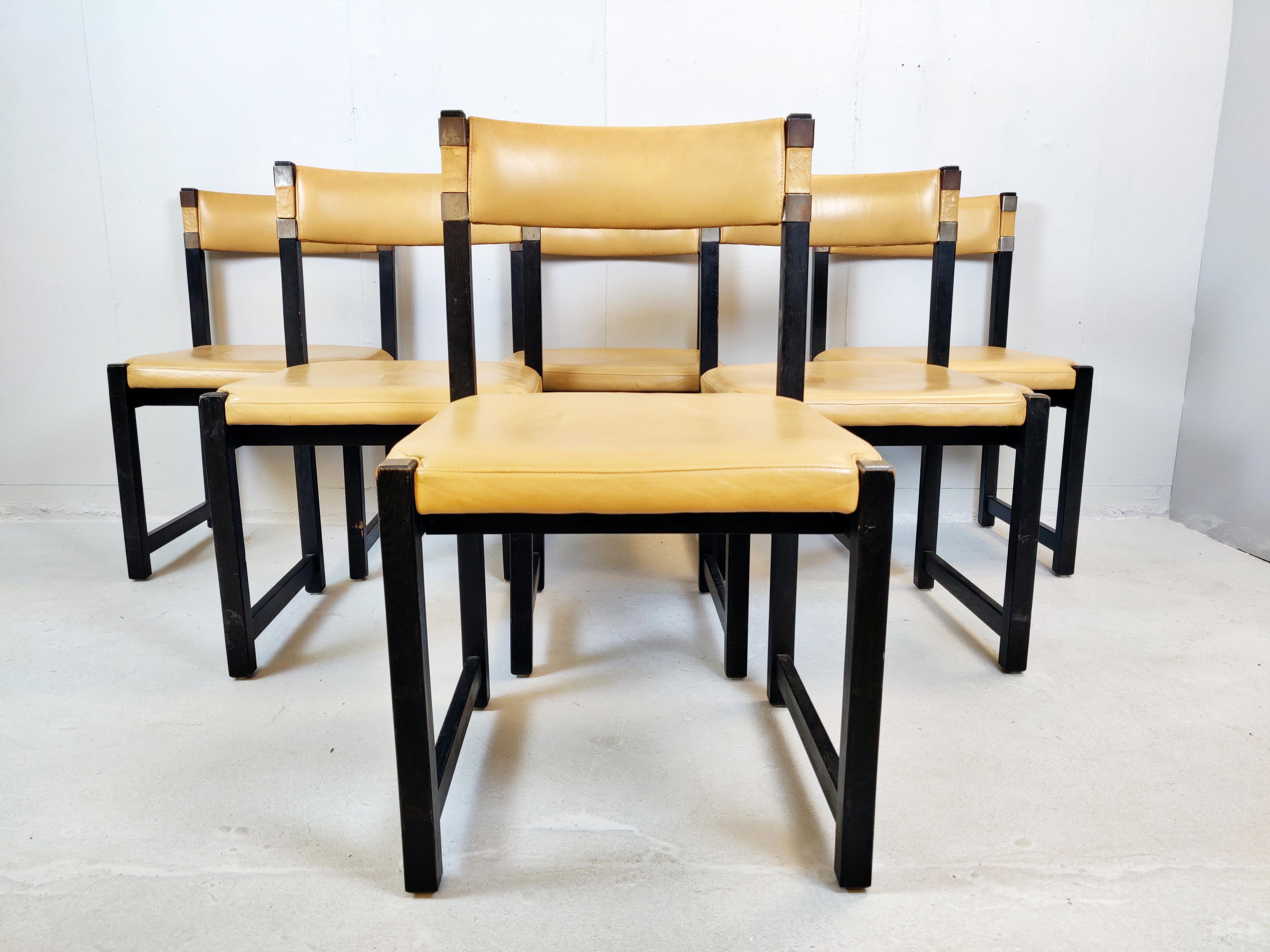 Ensemble de six chaises, bois et cuir, circa 1970.