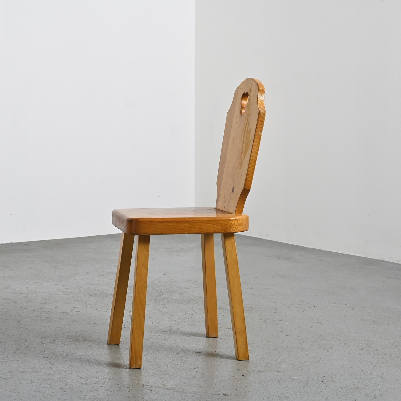 
Set of 6 solid pine chairs, evoking mountain tradition.

Crafted from solid pine, these chairs feature thick seats supported by square-section legs and a pierced backrest with a clover motif.

The series features two subtly different models, each