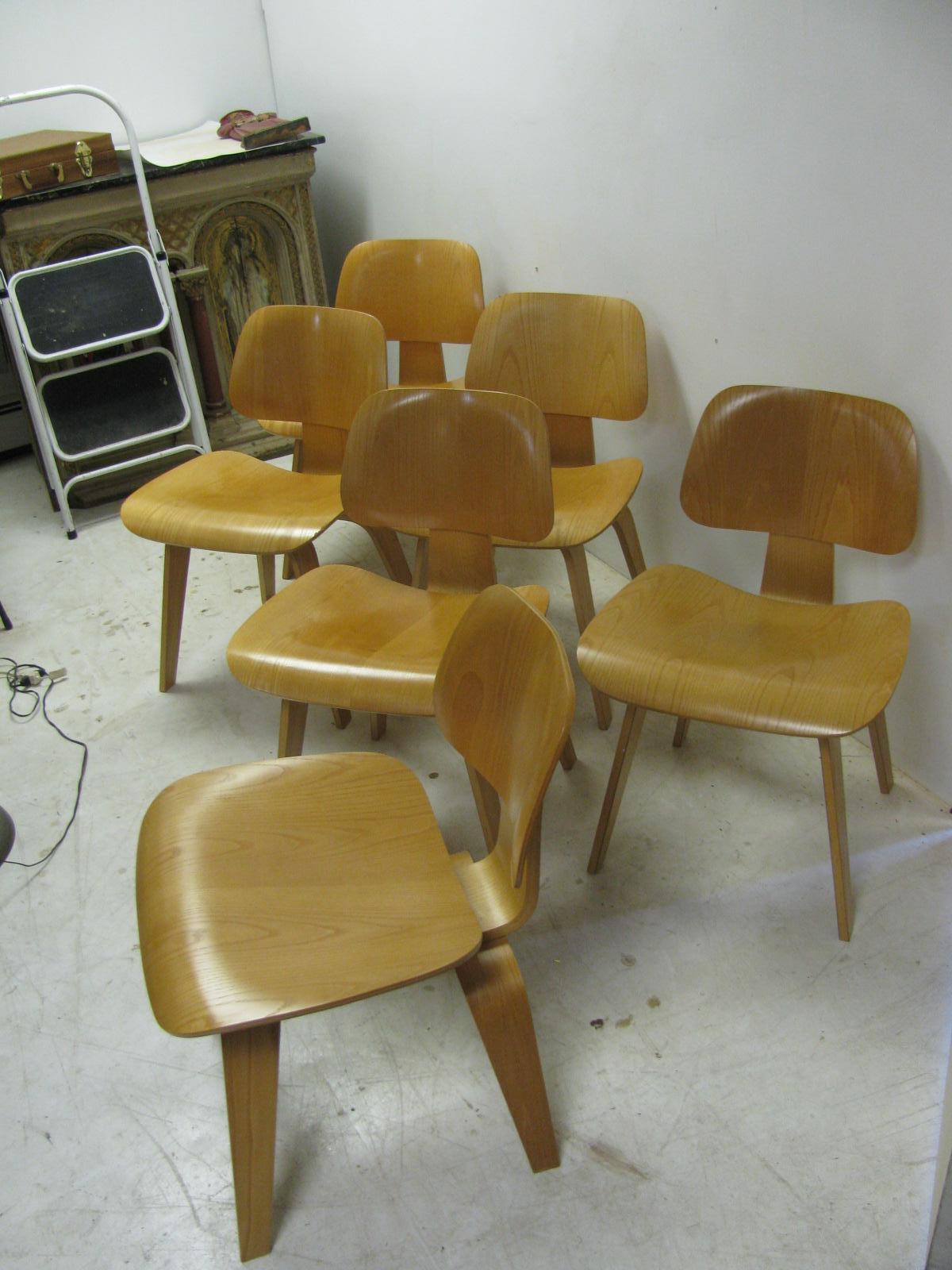 Ikonische DCW-Eames-Esszimmerstühle aus Eichenholz. Die Stühle wurden über 30 Jahre lang gelagert:: so dass sie nur wenig abgenutzt sind. Herman Miller-Metallschilder an vier der sechs Exemplare. Die Stühle stammen aus den 1970er Jahren.