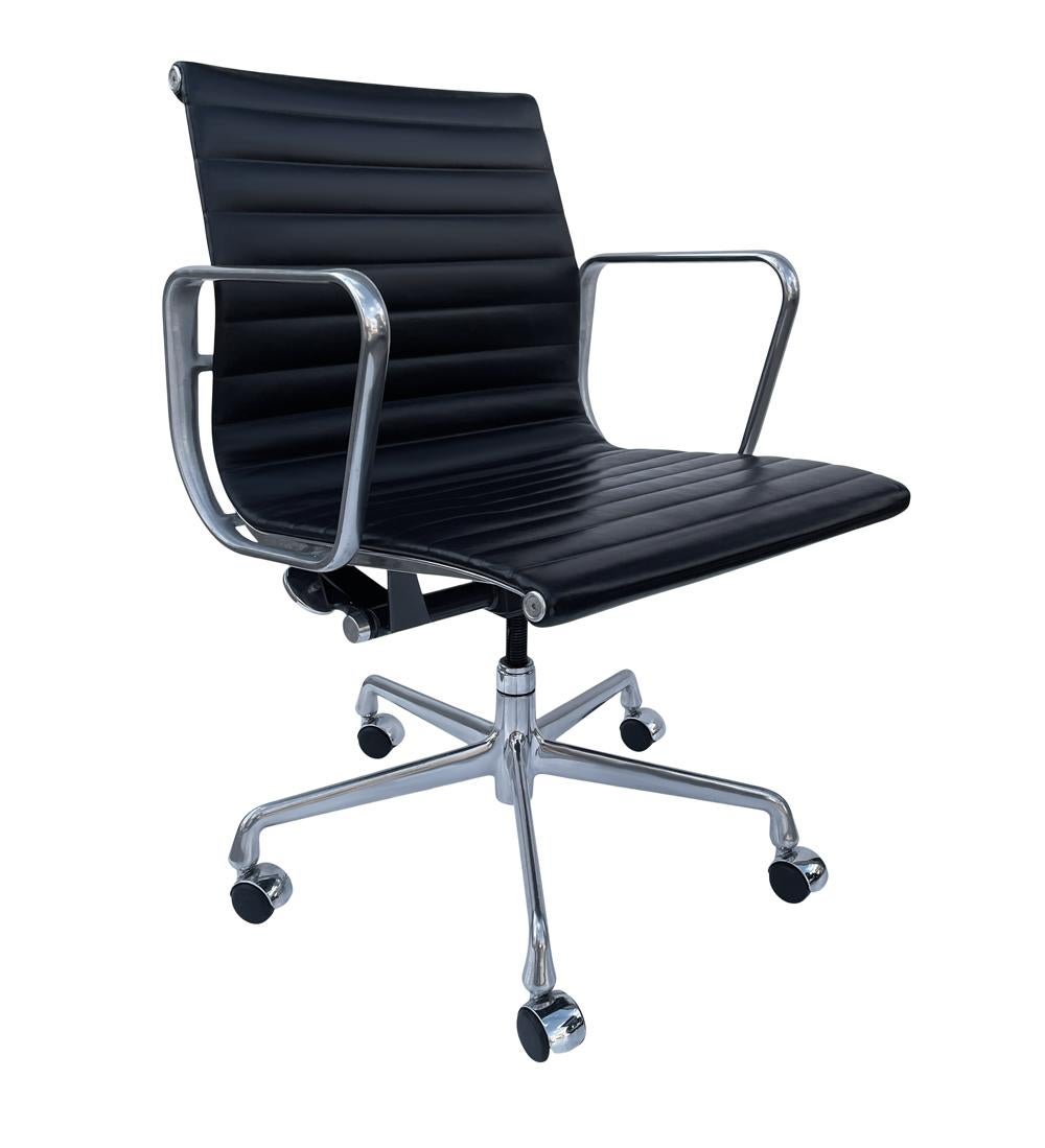 Set of Six Charles Eames for Herman Miller Aluminum Group Office Chairs in Black 4