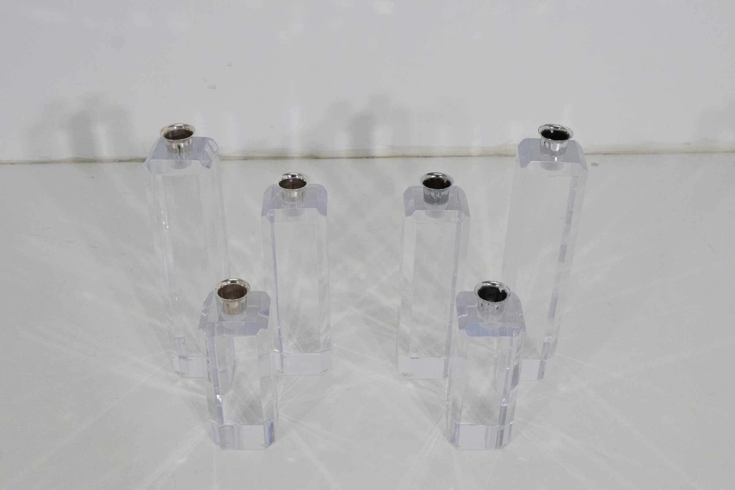 Sono in lucite con punte di metallo per contenere le candele. Lucite spessa. Charles Hollis Jones o Karl Springer. Misure: Tutte le misure sono 2,25 quadrate, la più piccola misura 6,38