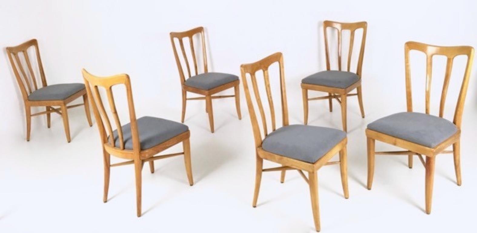 Their design is ascribable to Guglielmo Ulrich.
These dining chairs feature a cherry frame and grey fabric upholstery.
They might show slight traces of use since they're vintage, but they can be considered as in excellent original condition and
