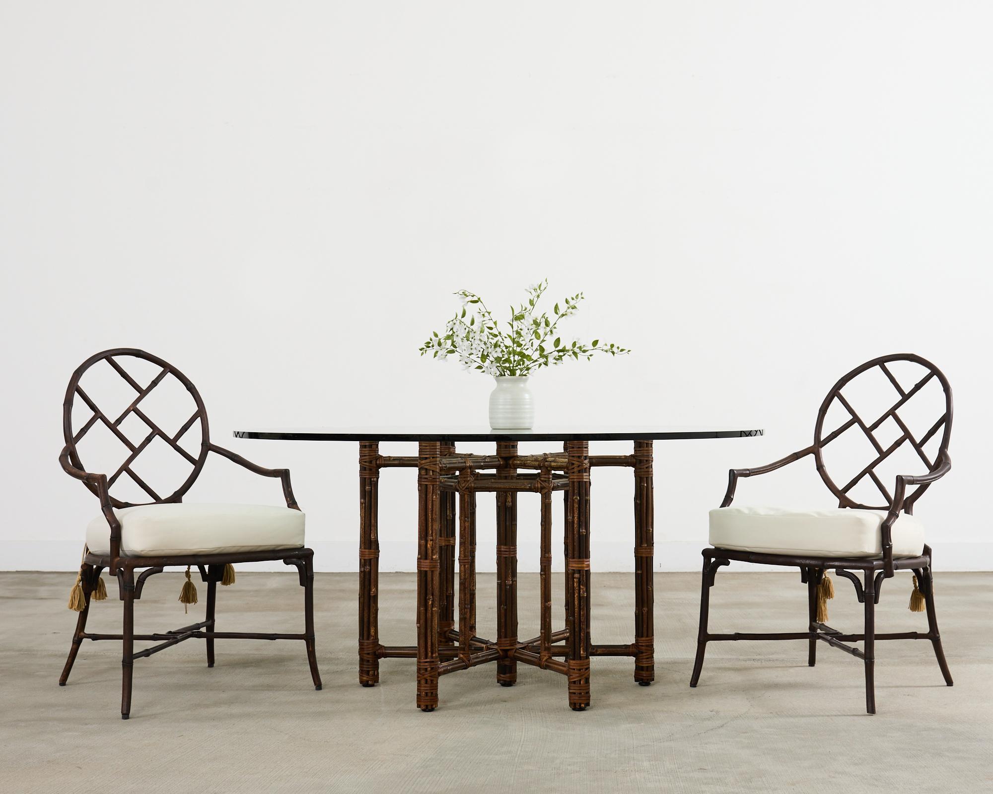 Dramatischer und seltener Satz von sechs Gartensesseln, entworfen von Richard Frinier für Century Furniture Anfang des 21. Jahrhunderts. Gefertigt aus schwerem geschmiedetem Aluminium mit einem stilvollen Rahmen aus chinesischem