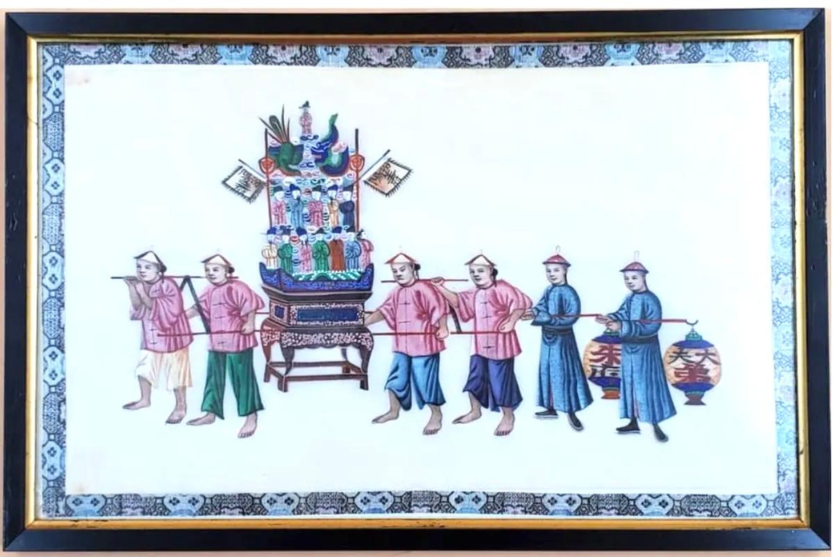 Ensemble de six peintures d'exportation chinoises sur papier de riz. Les peintures représentent des processionnaires chinois qui incluent des hommes dans différents contextes, jouant d'instruments, portant des temples, des bannières et des épées.