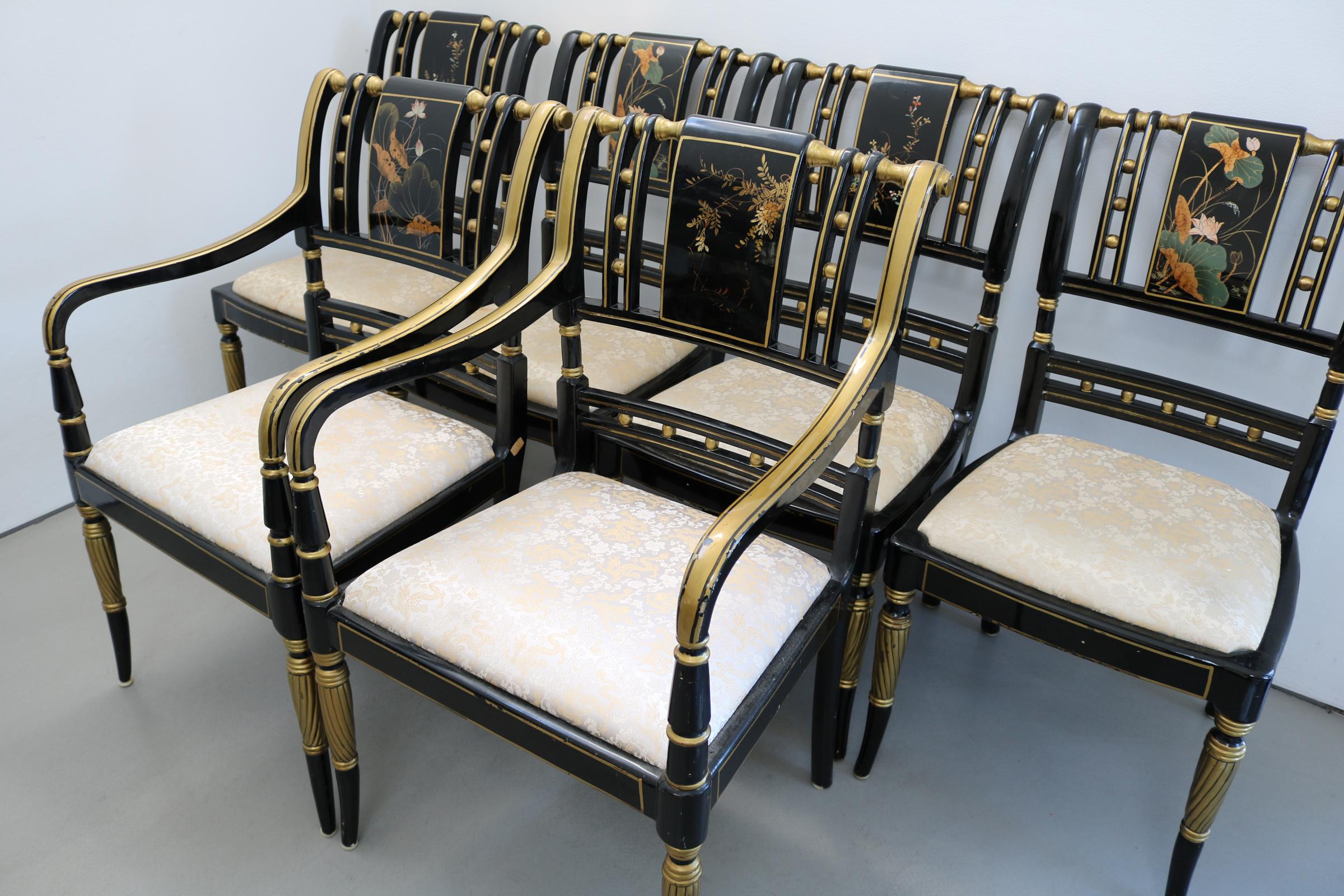 Ensemble de six chaises chinoises peintes à la main avec du vernis à poncer
2 fauteuils et 4 chaises d'appoint. Tous avec des designs différents. Tissu de soie.
L'une des chaises avait une fissure qui a été réparée et est très solide.