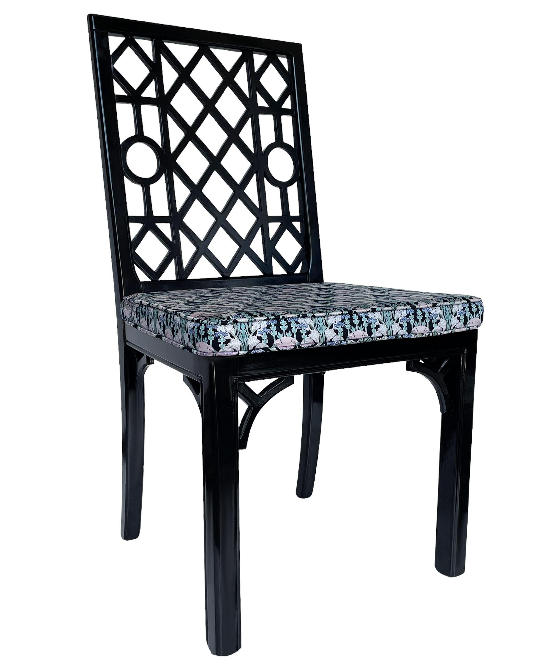 Set of Six Hollywood Regency Chinoiserie Chippendale Dining Chairs in Black In Good Condition For Sale In Philadelphia, PA