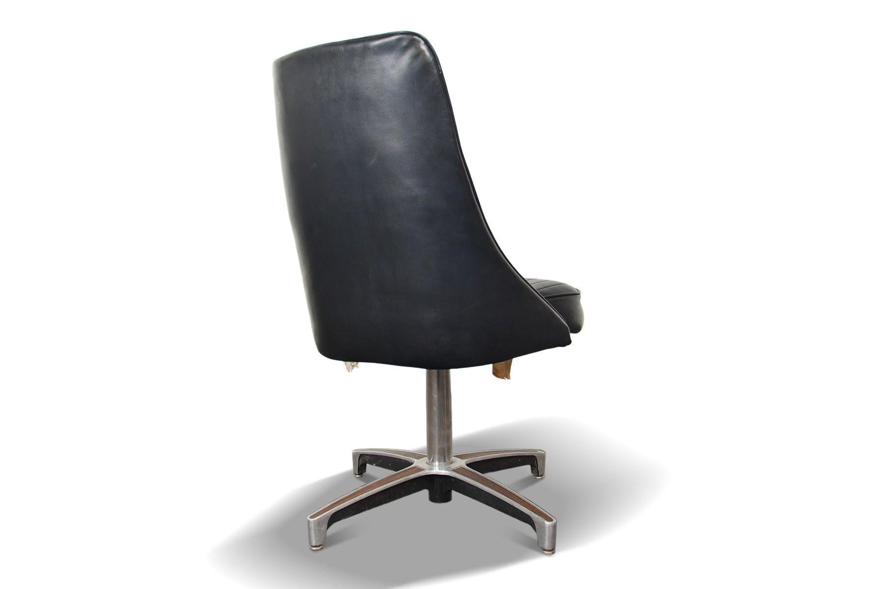 Aluminium Ensemble de six chaises de salle à manger pivotantes en vinyle noir de Chromcraft en vente