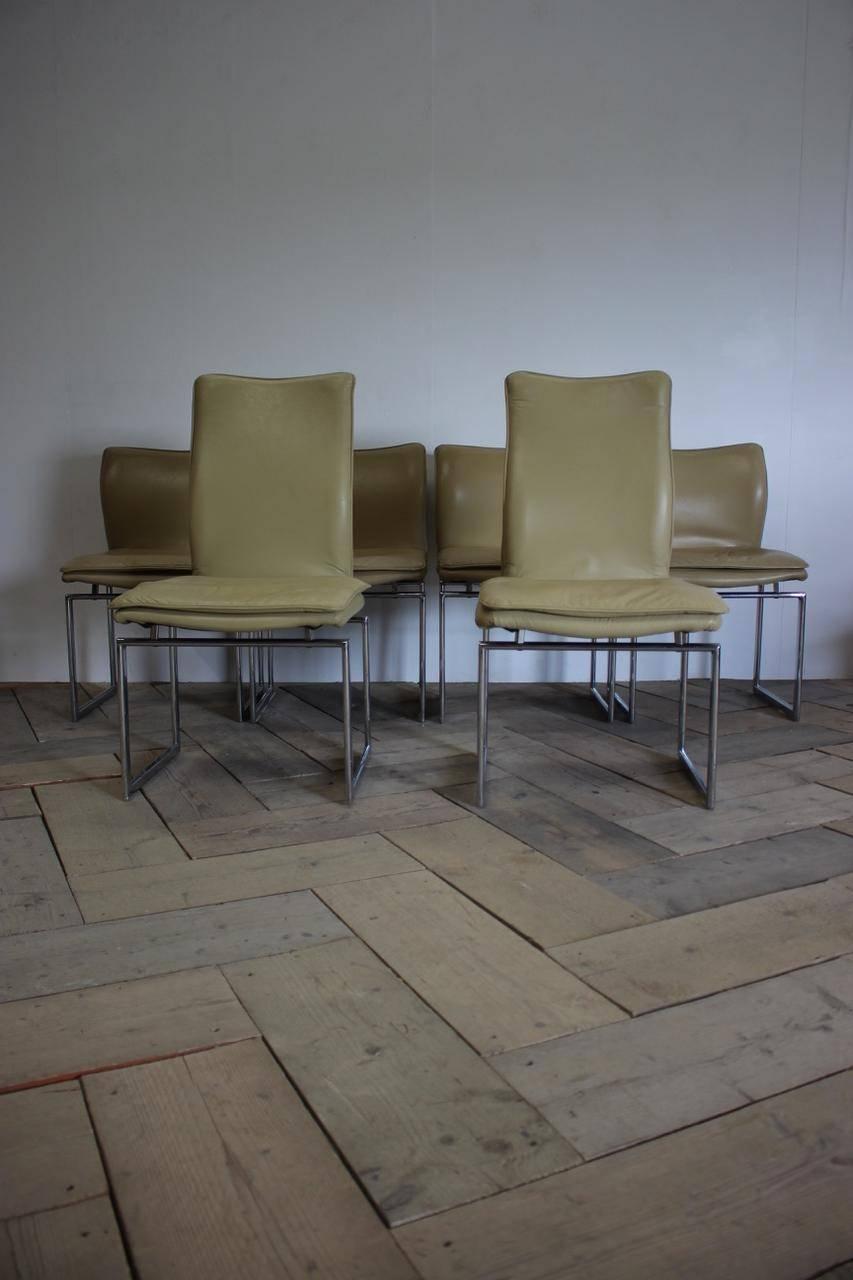 A good set of mid-20th century chrome and cream leather dining chairs by Worcester, comprising four chairs and two taller that will work well in a contemporary setting.