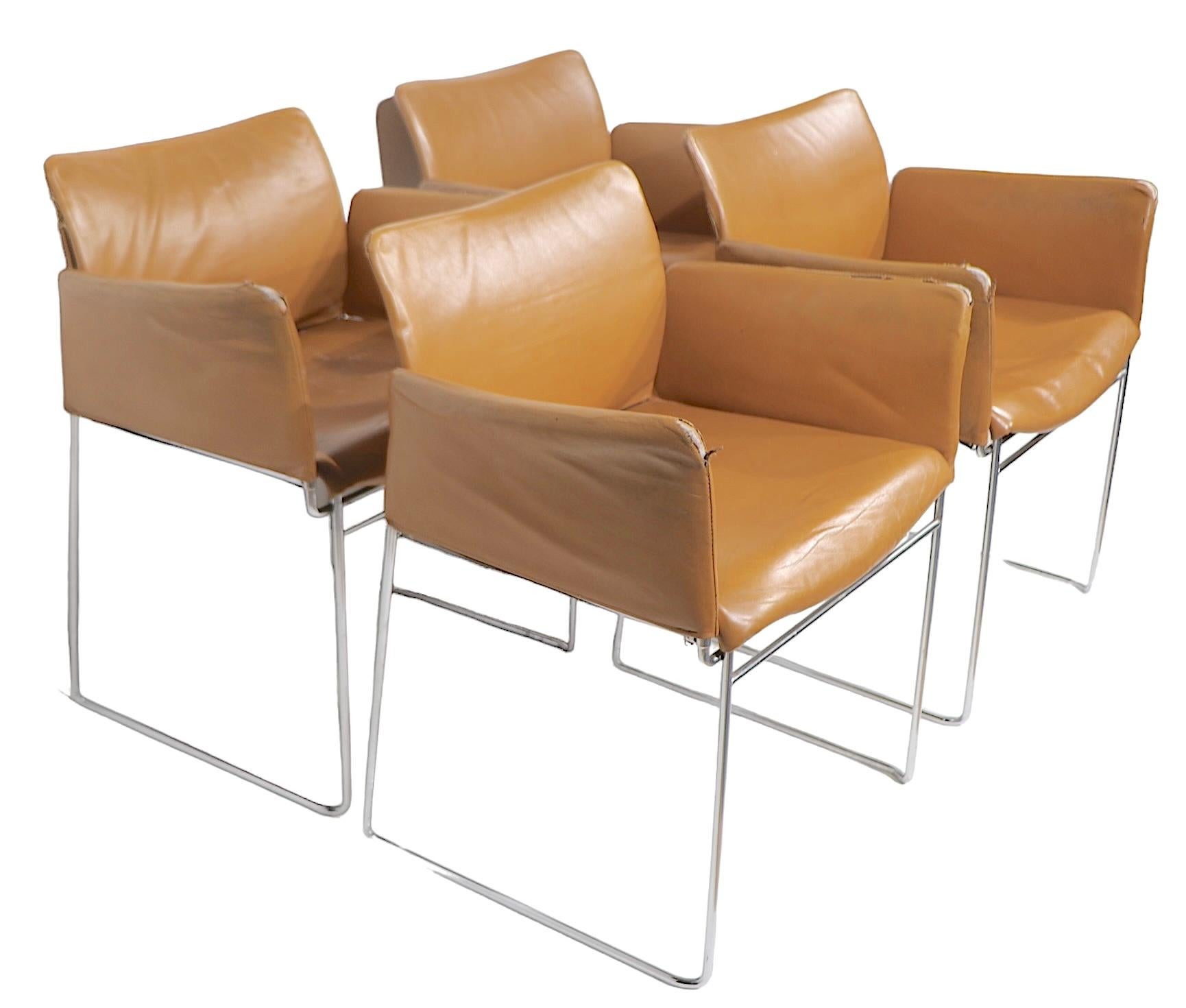 Postmoderne Ensemble de quatre chaises de salle à manger en chrome et cuir de Gavina vers les années 1960/1980 en vente