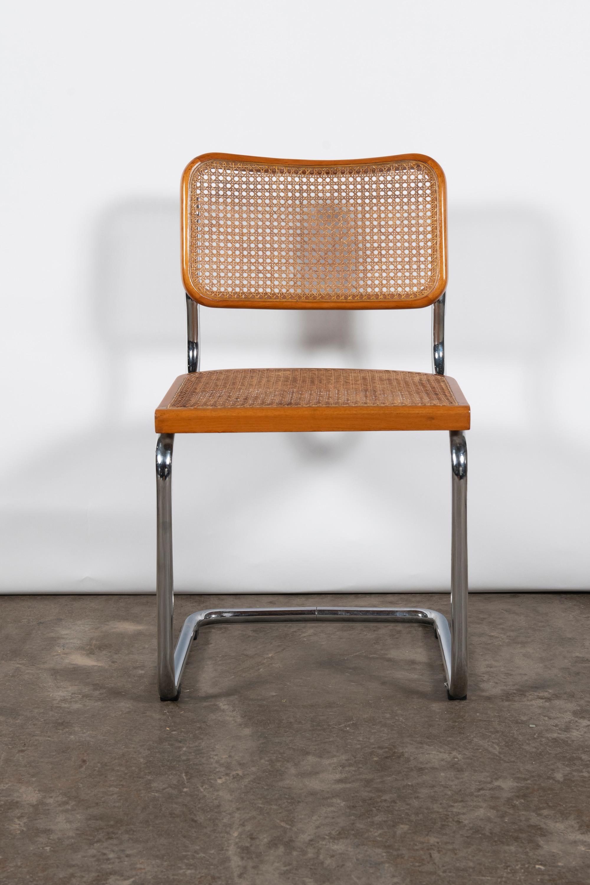 Metà XX secolo Set di sei sedie da pranzo Cesca in cromo, legno e rattan, circa 1960. in vendita