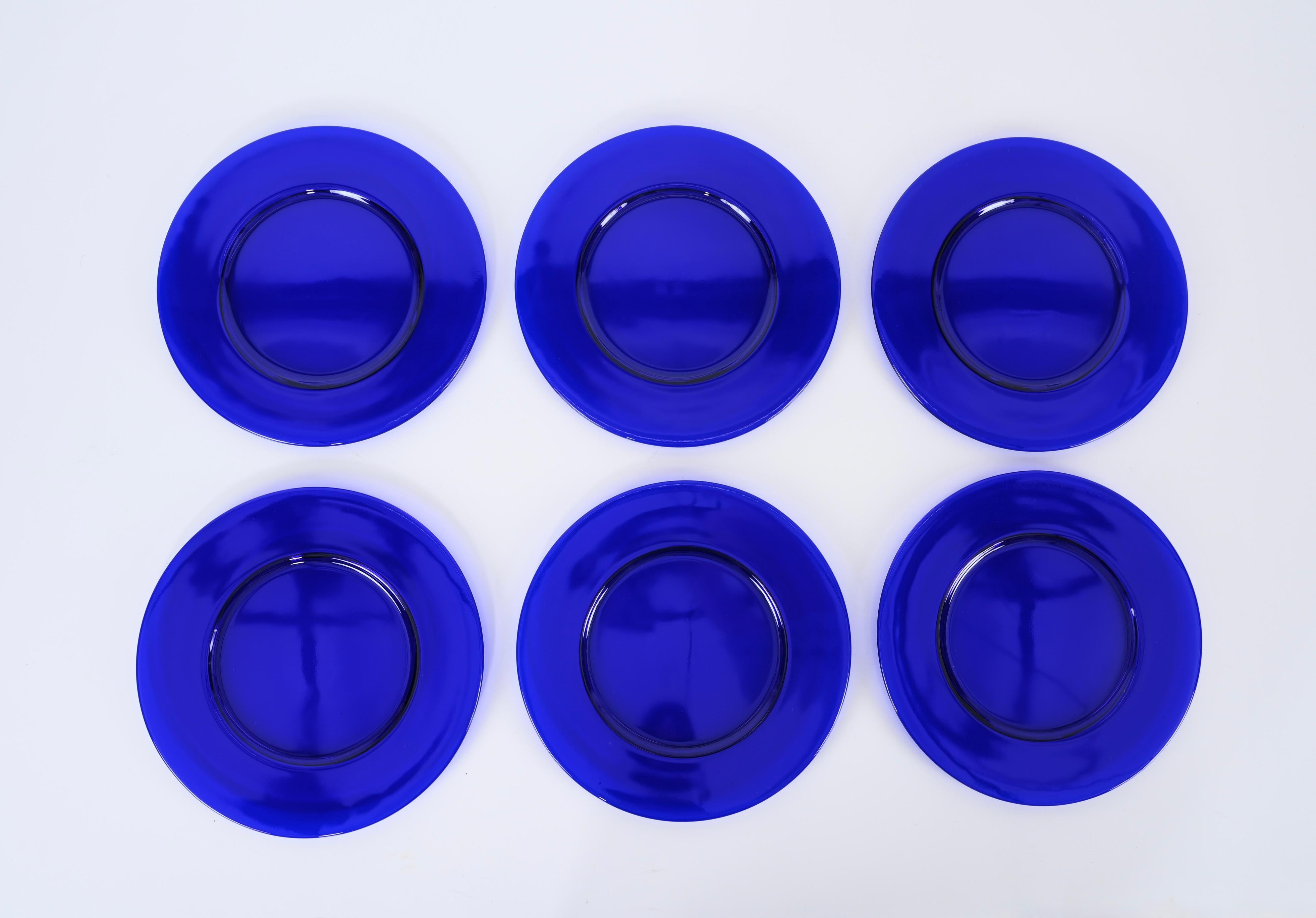 Mid-Century Modern Set of Six Cobalt Blue Murano Glass Round Dinner Plates, Italy 1980s For Sale