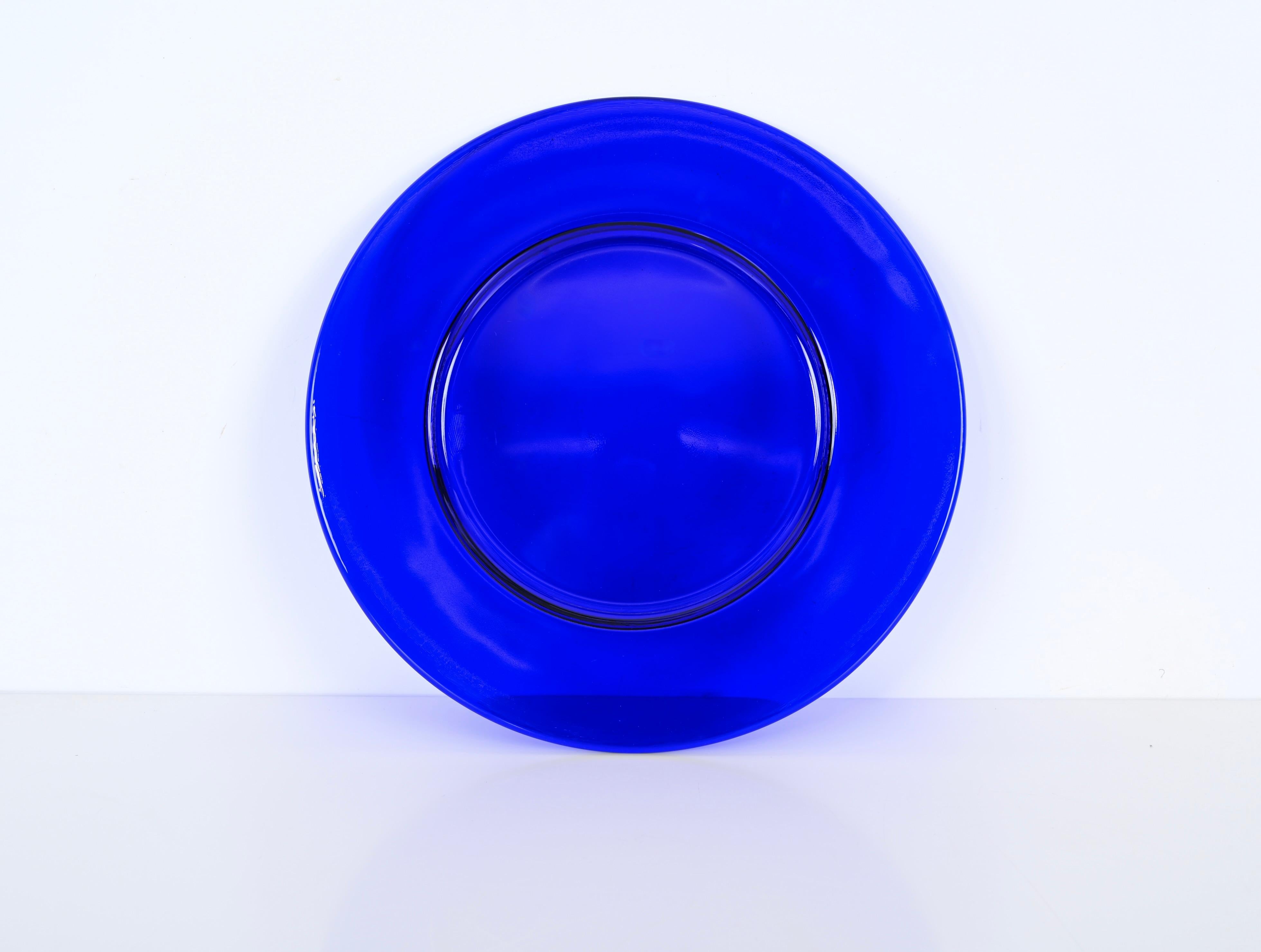 Set of Six Cobalt Blue Murano Glass Round Dinner Plates, Italy 1980s In Good Condition For Sale In Roma, IT