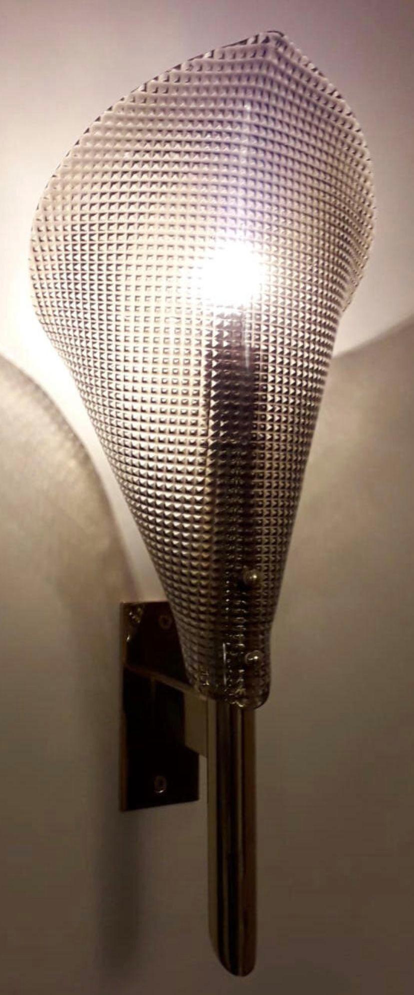 Conjunto de seis apliques Cobra con cristal de Murano de textura ahumada. Italia, años 70. Italiano en venta