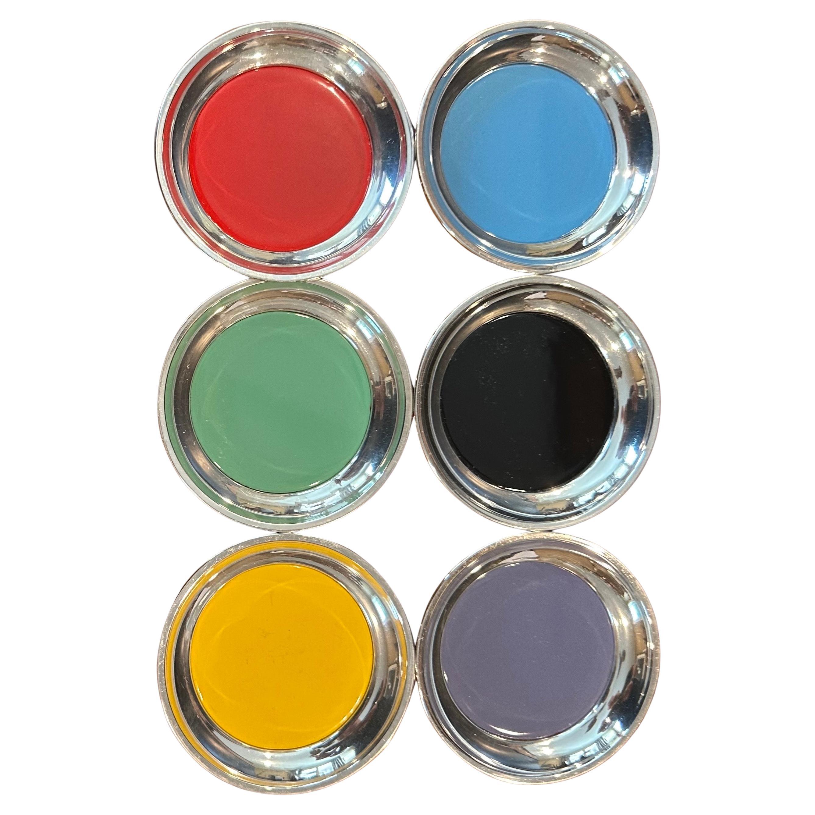 Estupendo juego de seis coloridos posavasos MCM de plata de ley y esmalte, de Towle, alrededor de los años 50.  Bonito conjunto en muy buen estado vintage; cada posavasos mide 3,5