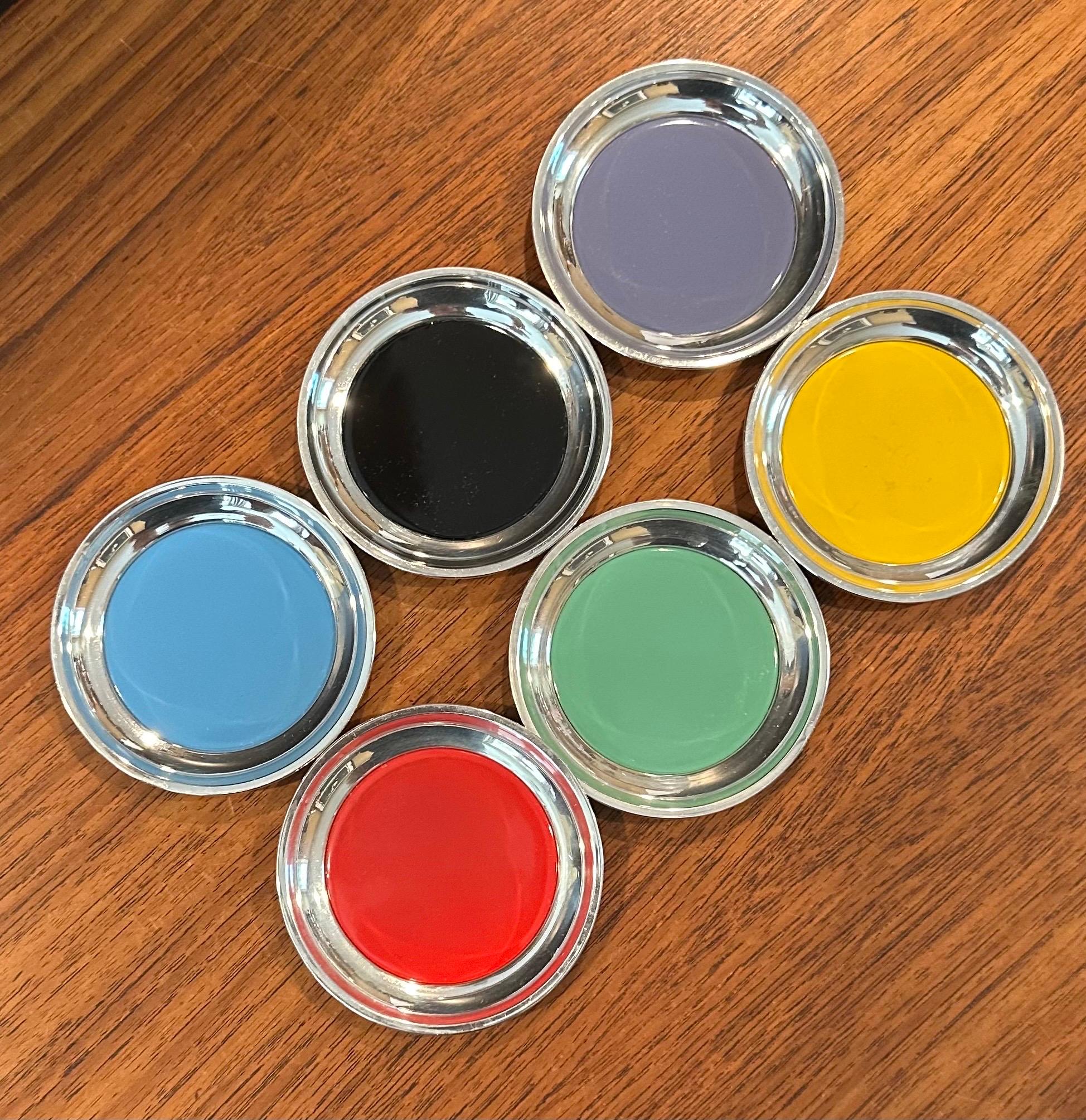 Juego de seis coloridos posavasos MCM de plata de ley y esmalte de Towle Hong Kong en venta