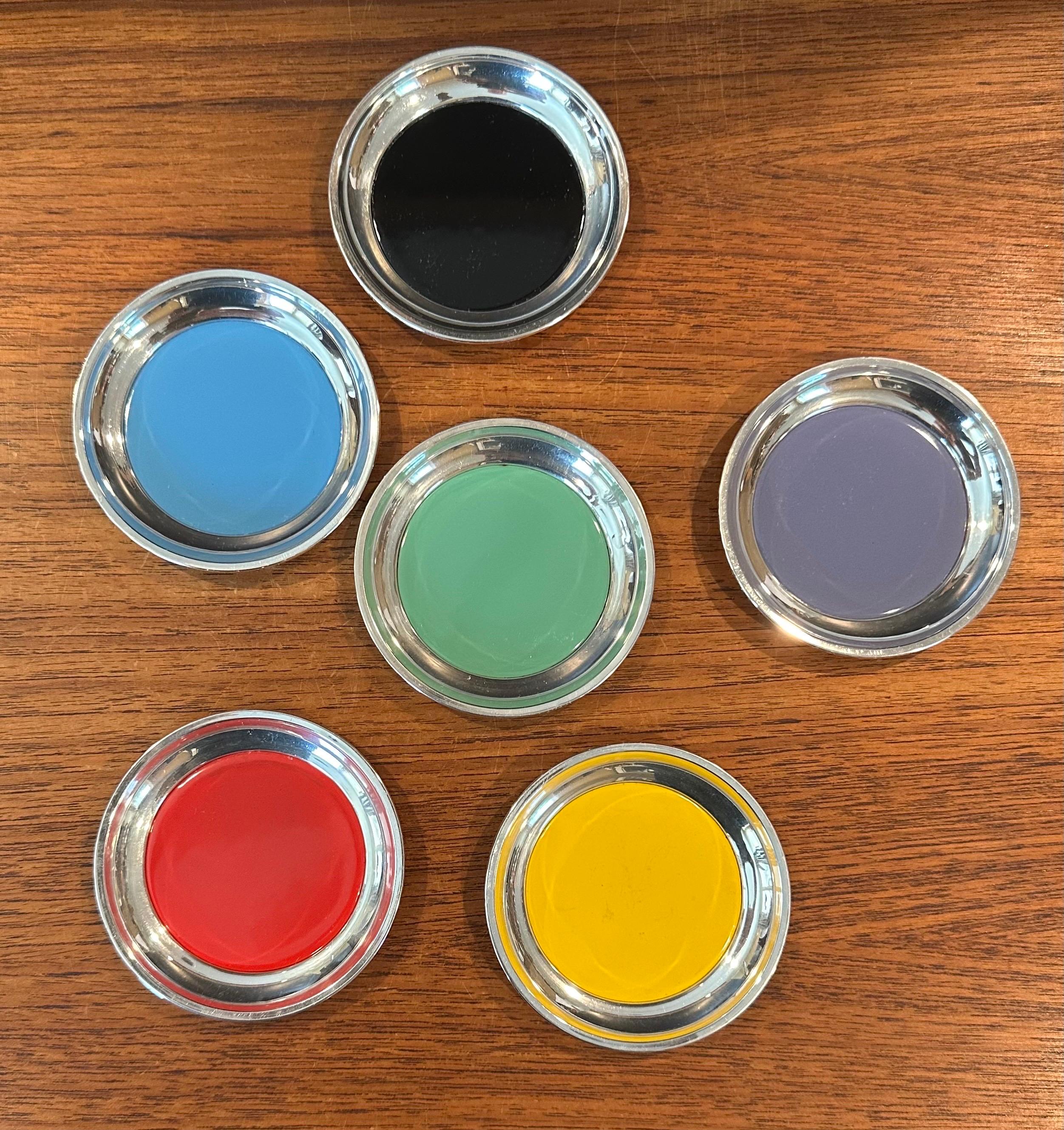 Juego de seis coloridos posavasos MCM de plata de ley y esmalte de Towle siglo XX en venta