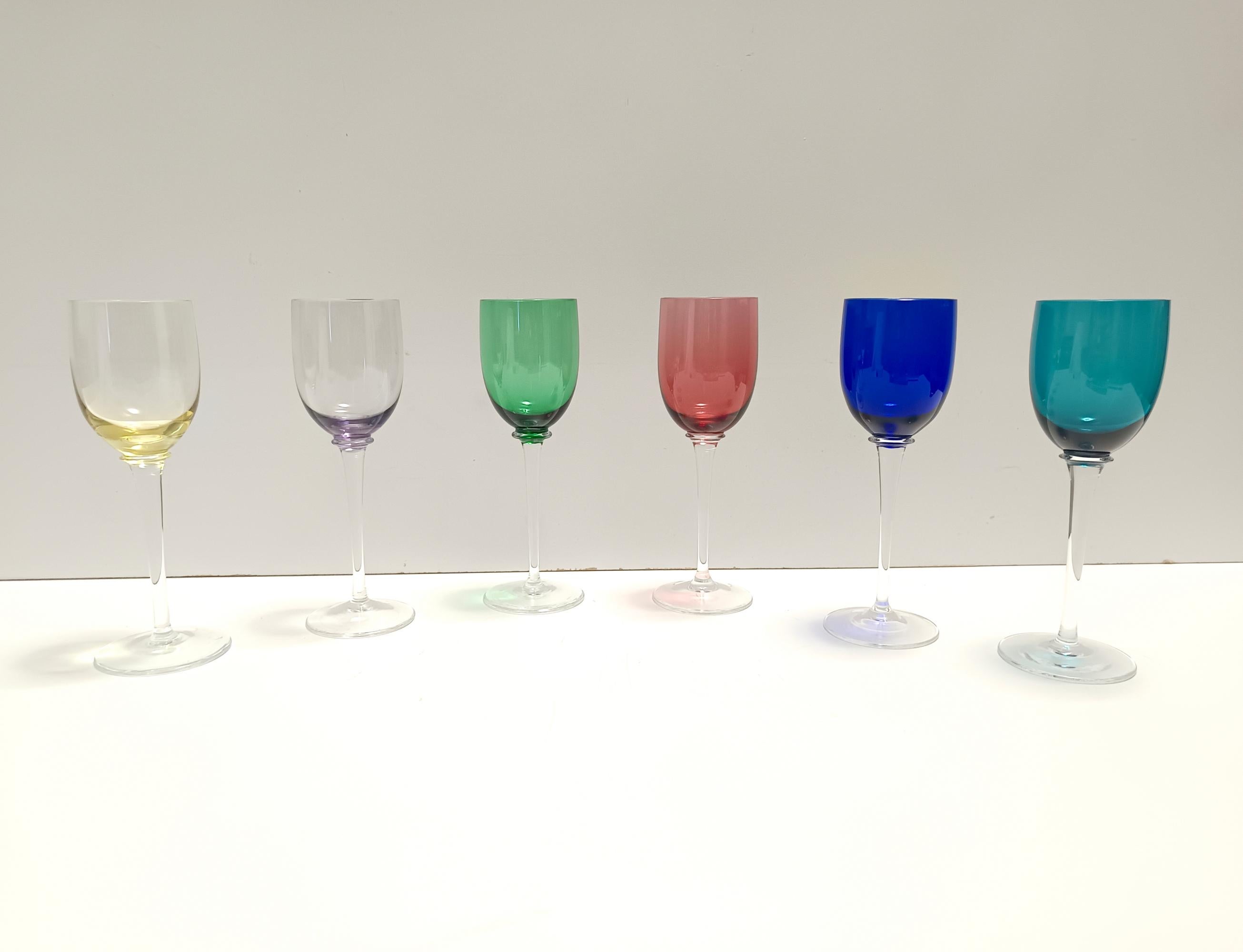 Postmoderno Set di sei bicchieri da vino colorati in vetro soffiato di Murano, Italia anni '80 in vendita
