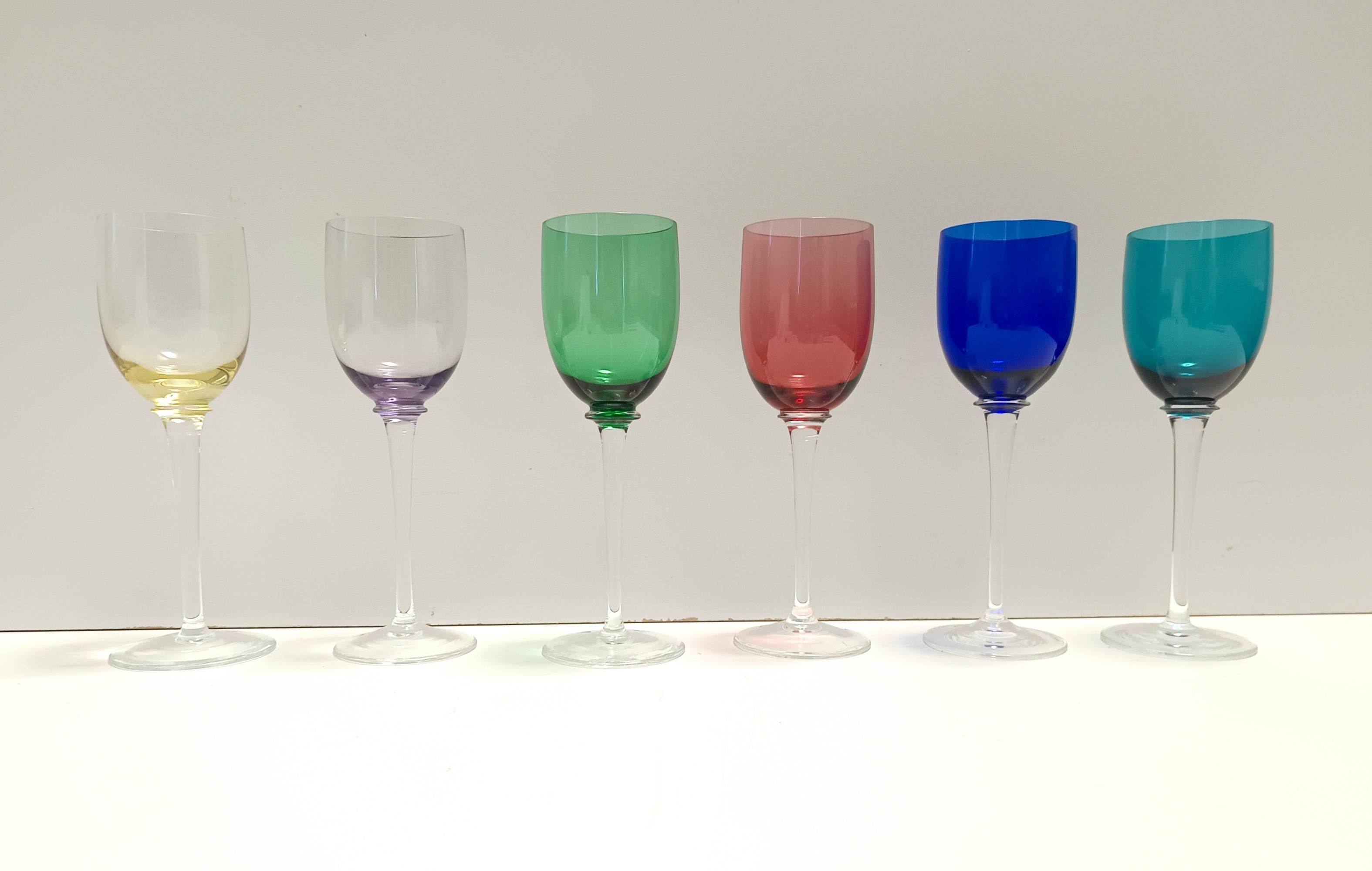 Italiano Set di sei bicchieri da vino colorati in vetro soffiato di Murano, Italia anni '80 in vendita