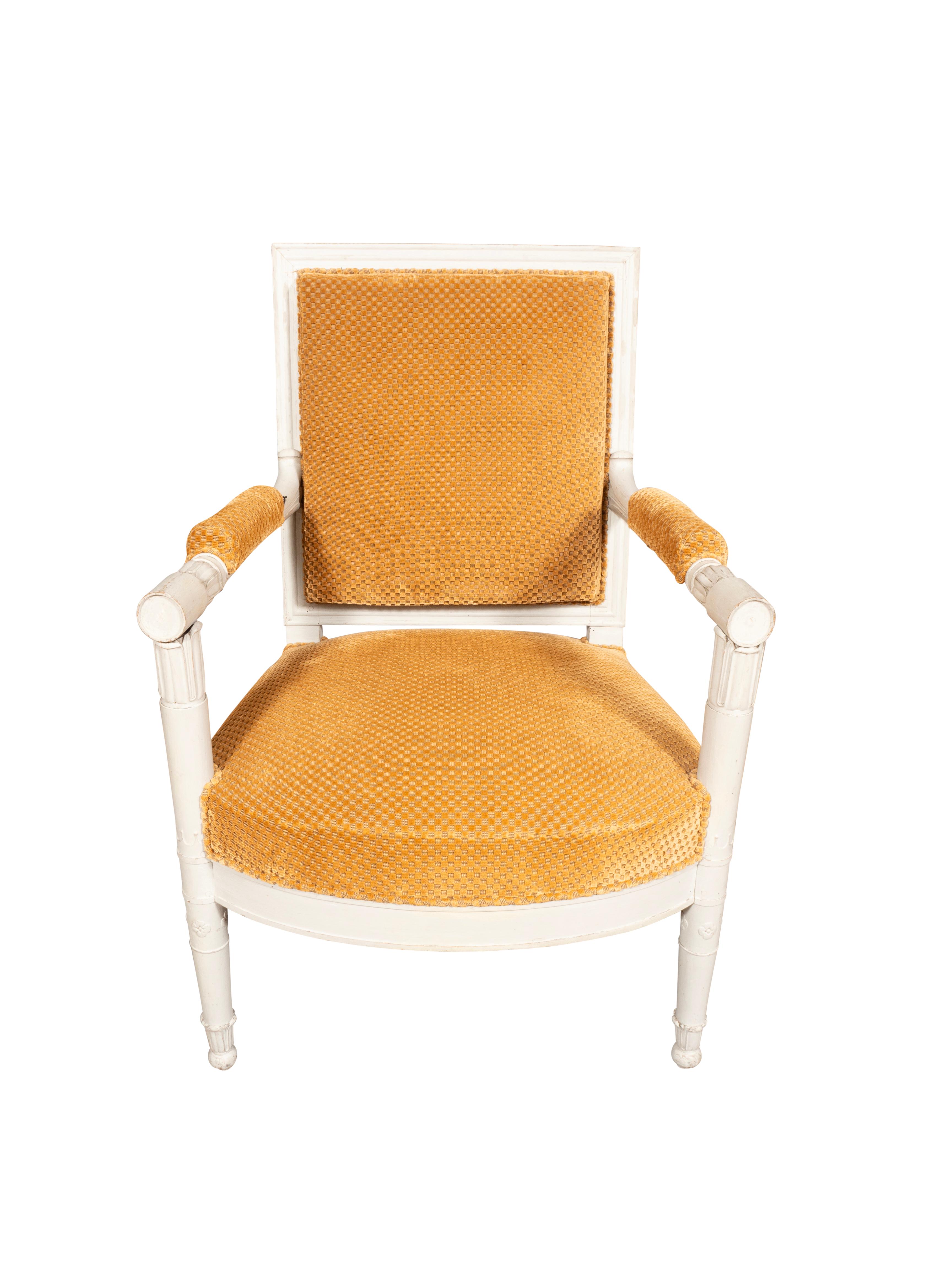 Chacune est peinte en blanc crème avec une finition mate. Dossier carré et assise incurvée. Bras tournés rappelant les tonneaux. Pieds coniques circulaires. Tapissé de velours orange. Ex Luther Antiques NYC.