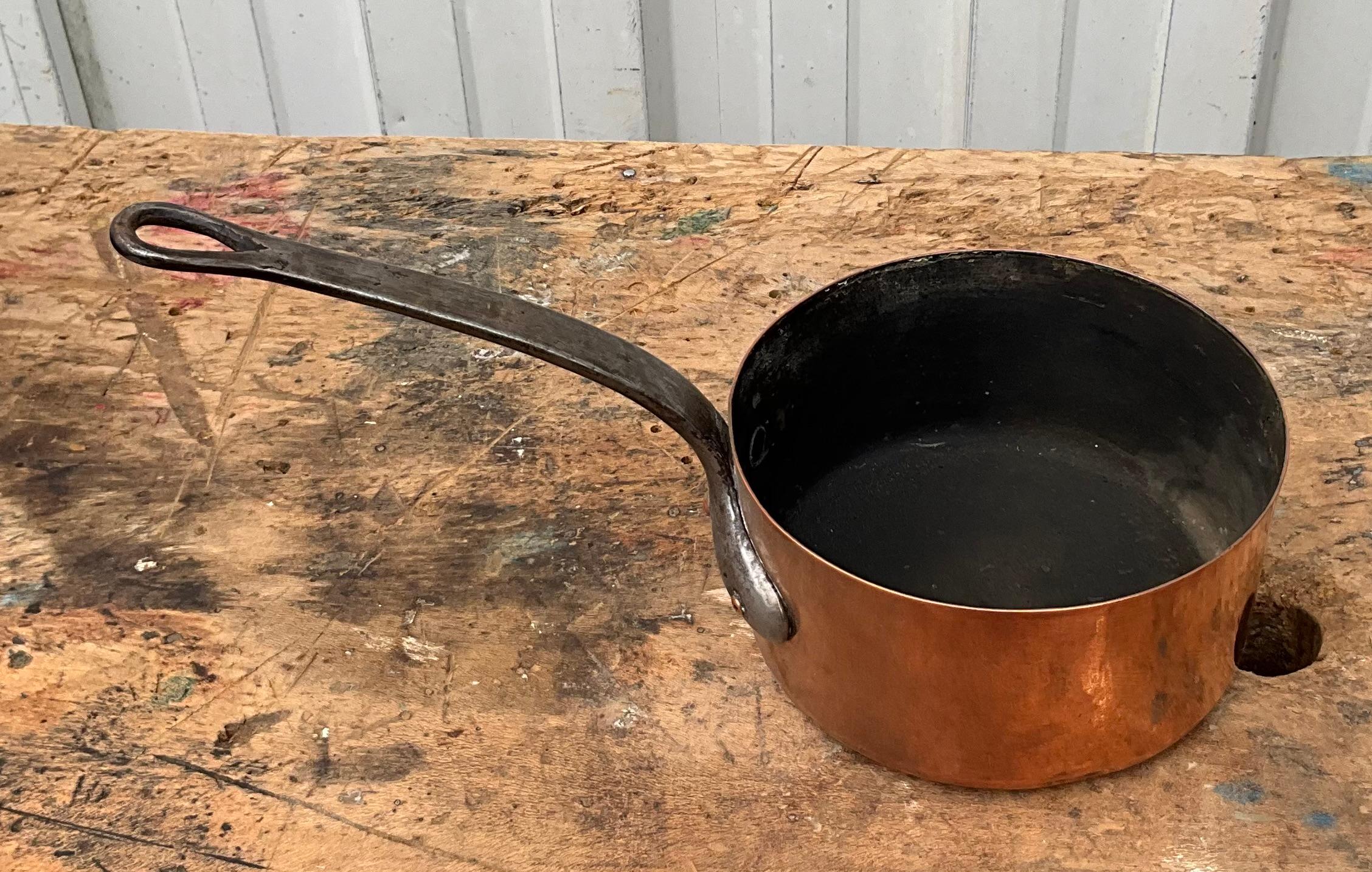 Set of six copper pans french 19th century In Good Condition For Sale In SAINT-CLÉMENT-DE-LA-PLACE, FR
