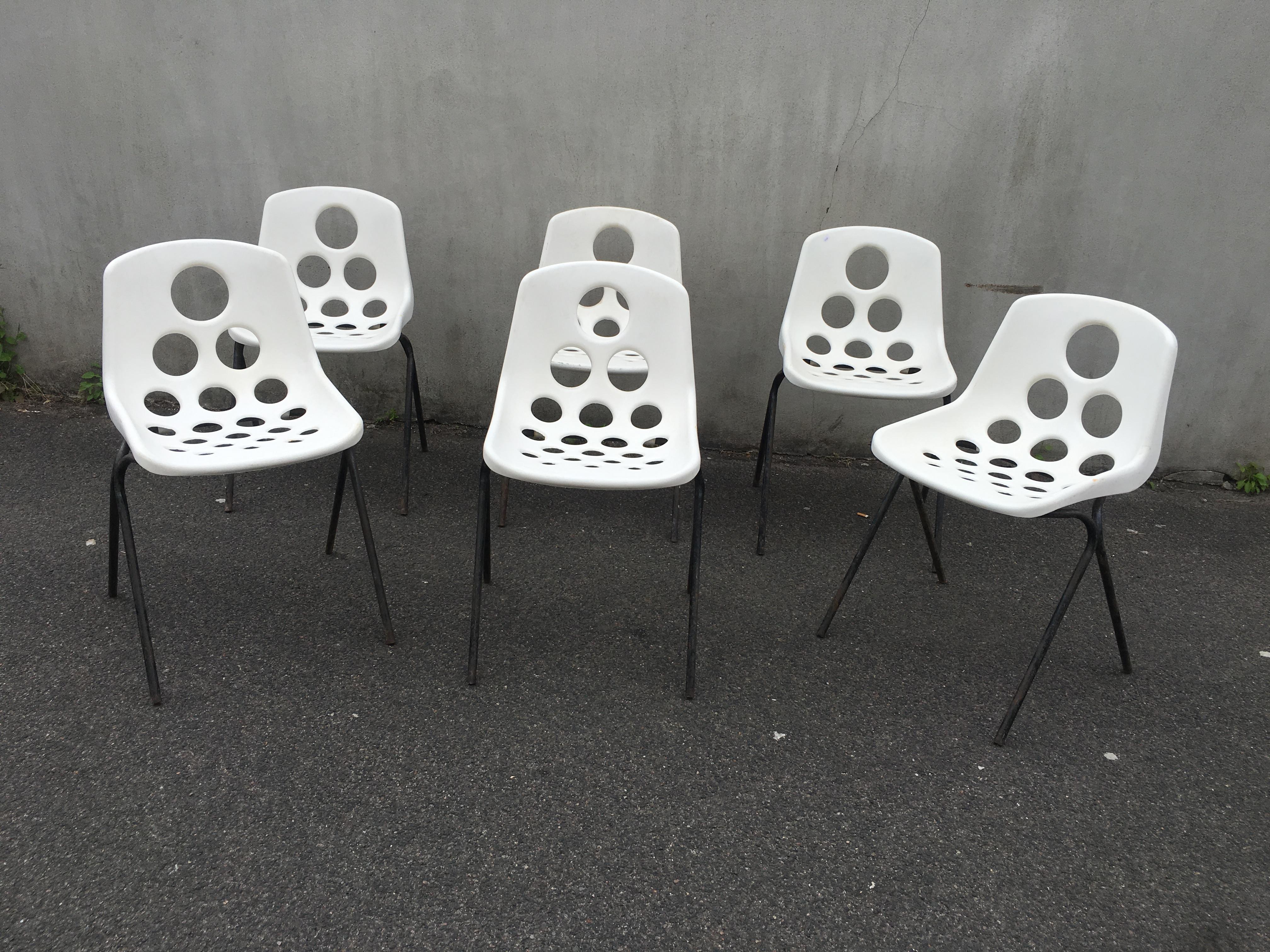 Set of Six Coquillage Stacking Chairs in the style of P. Guariche, circa 1960 For Sale 2