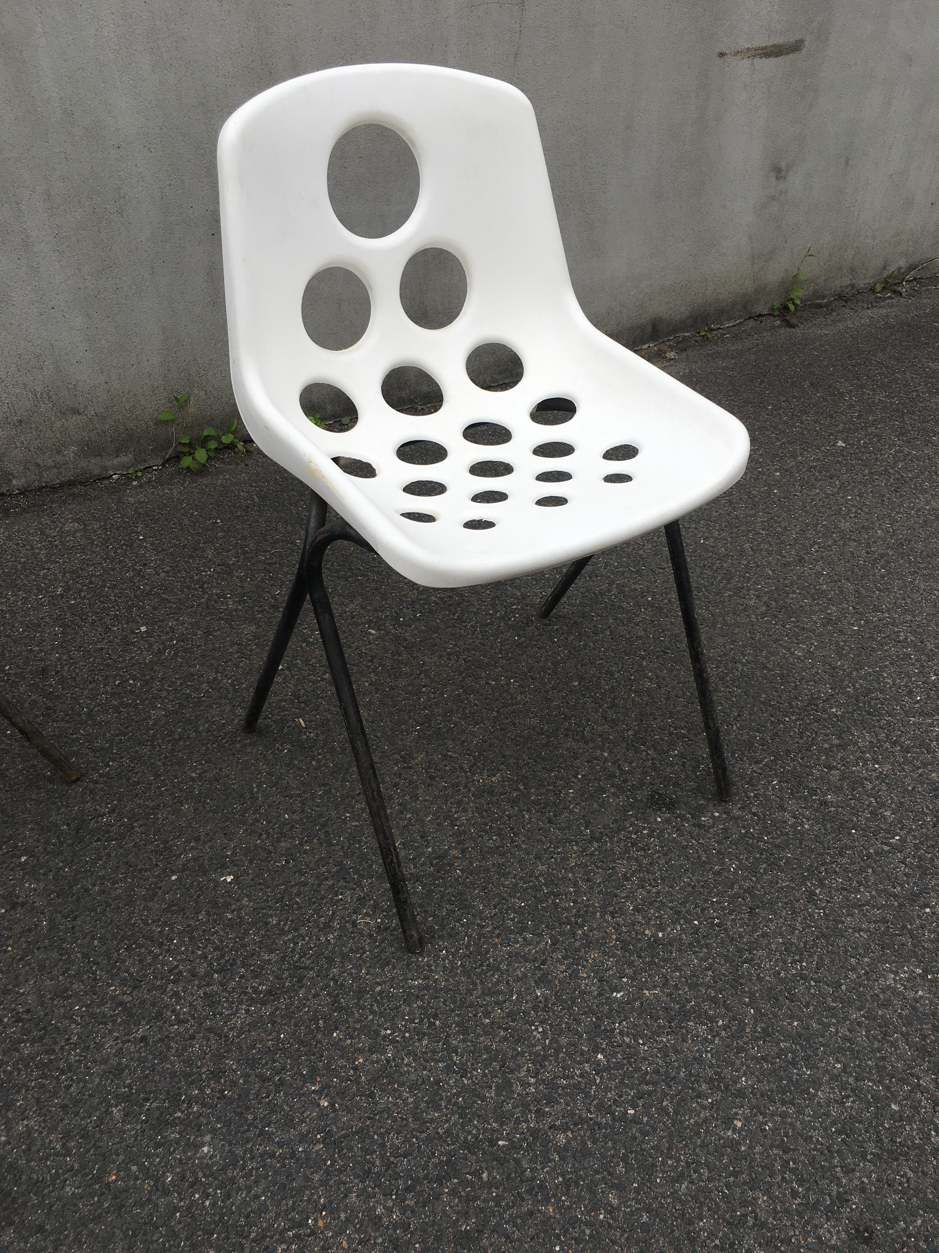 Set of Six Coquillage Stacking Chairs in the style of P. Guariche, circa 1960 In Good Condition For Sale In Saint-Ouen, FR