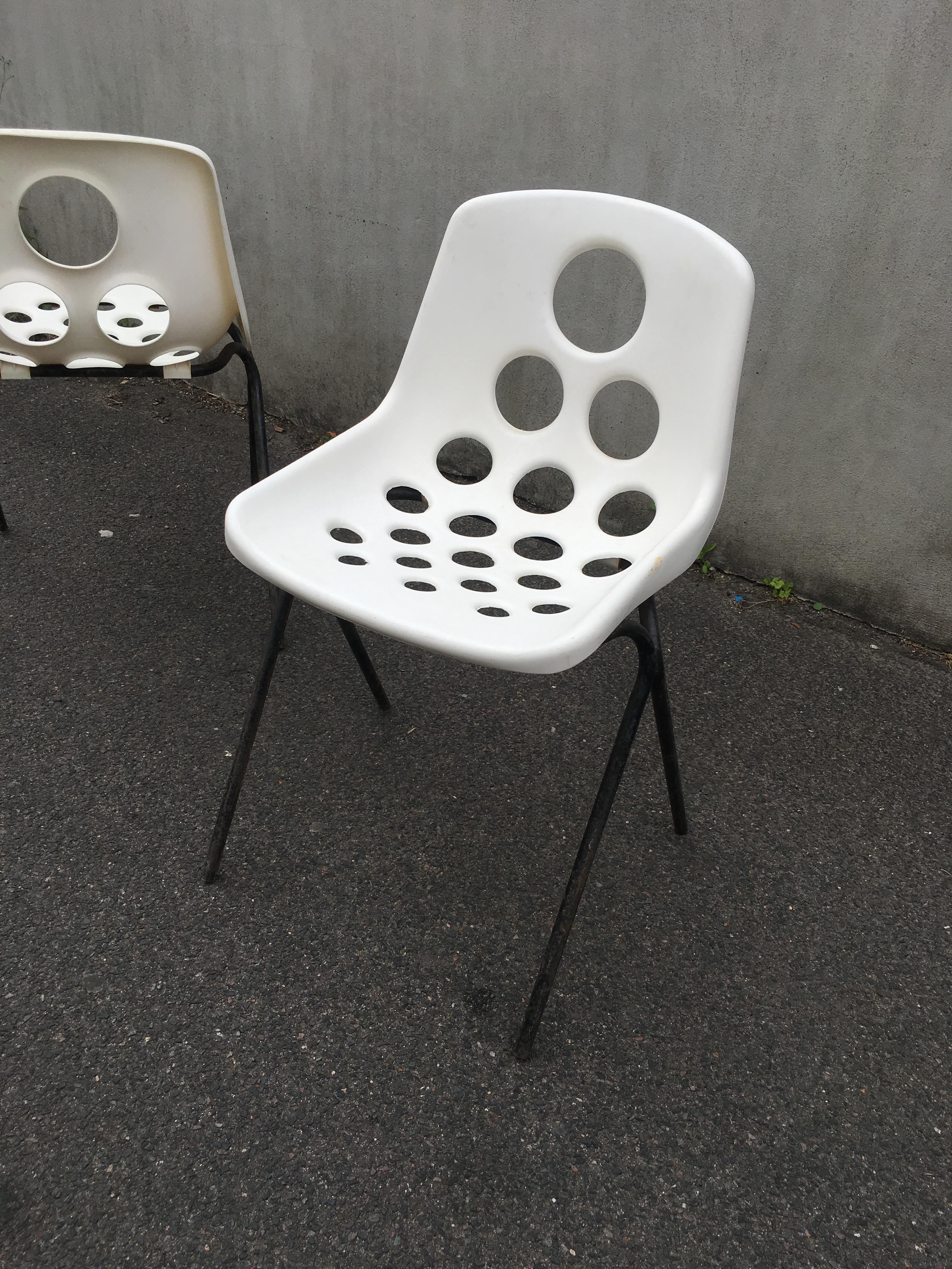 Plastique Ensemble de six chaises empilables Coquillage dans le style de P. Guariche, vers 1960 en vente