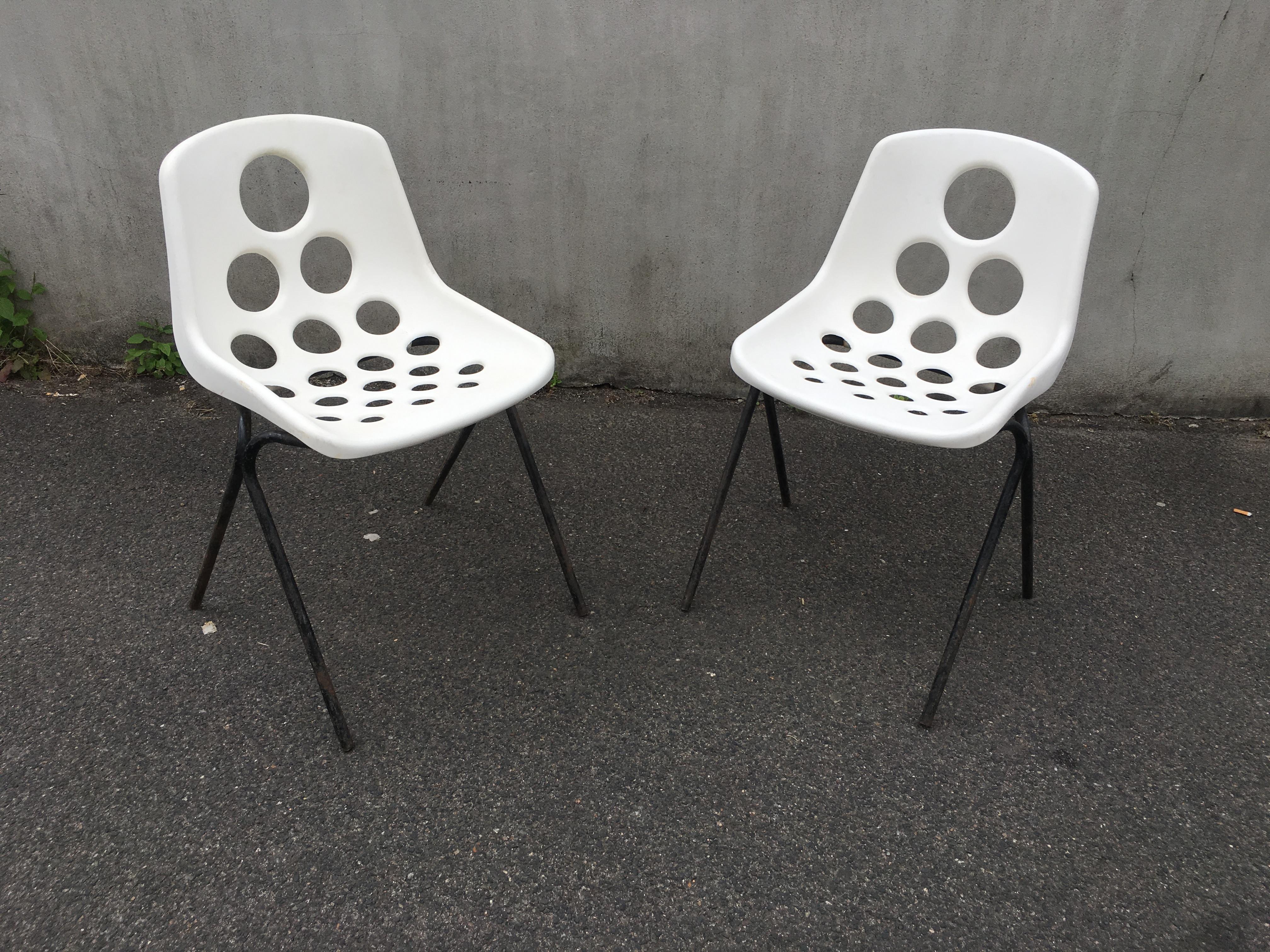 Set of Six Coquillage Stacking Chairs in the style of P. Guariche, circa 1960 For Sale 1