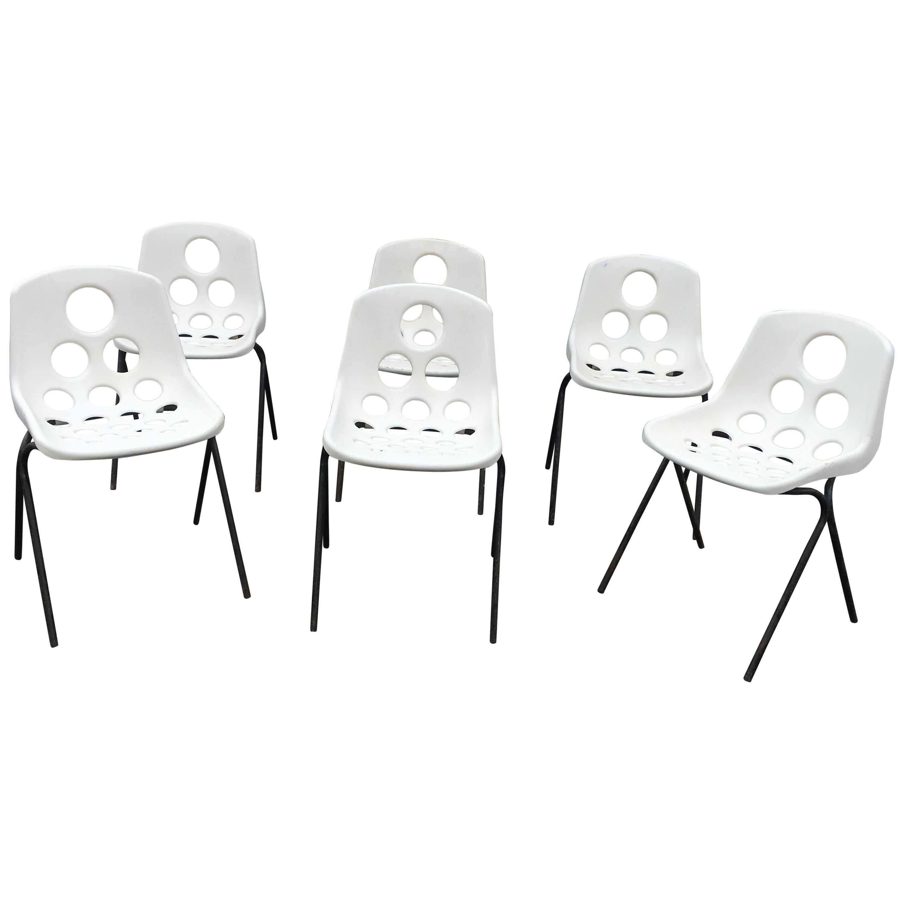 Ensemble de six chaises empilables Coquillage dans le style de P. Guariche, vers 1960