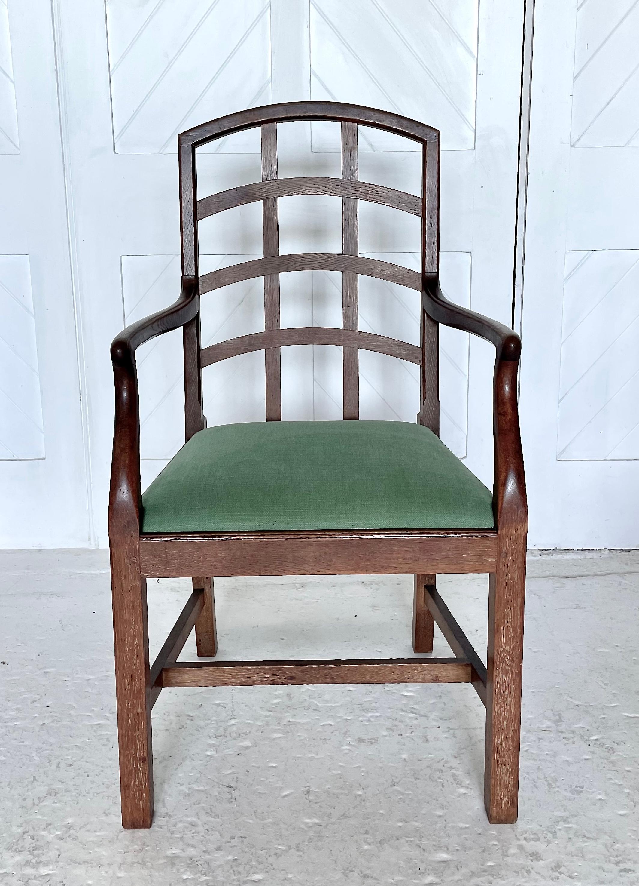 Un magnifique ensemble de six chaises de salle à manger de l'école Cotswold, quatre chaises simples et deux chaises sculptées. Les sièges ont été recouverts d'un mélange de lin et de coton vert, qui pourrait être changé très facilement pour