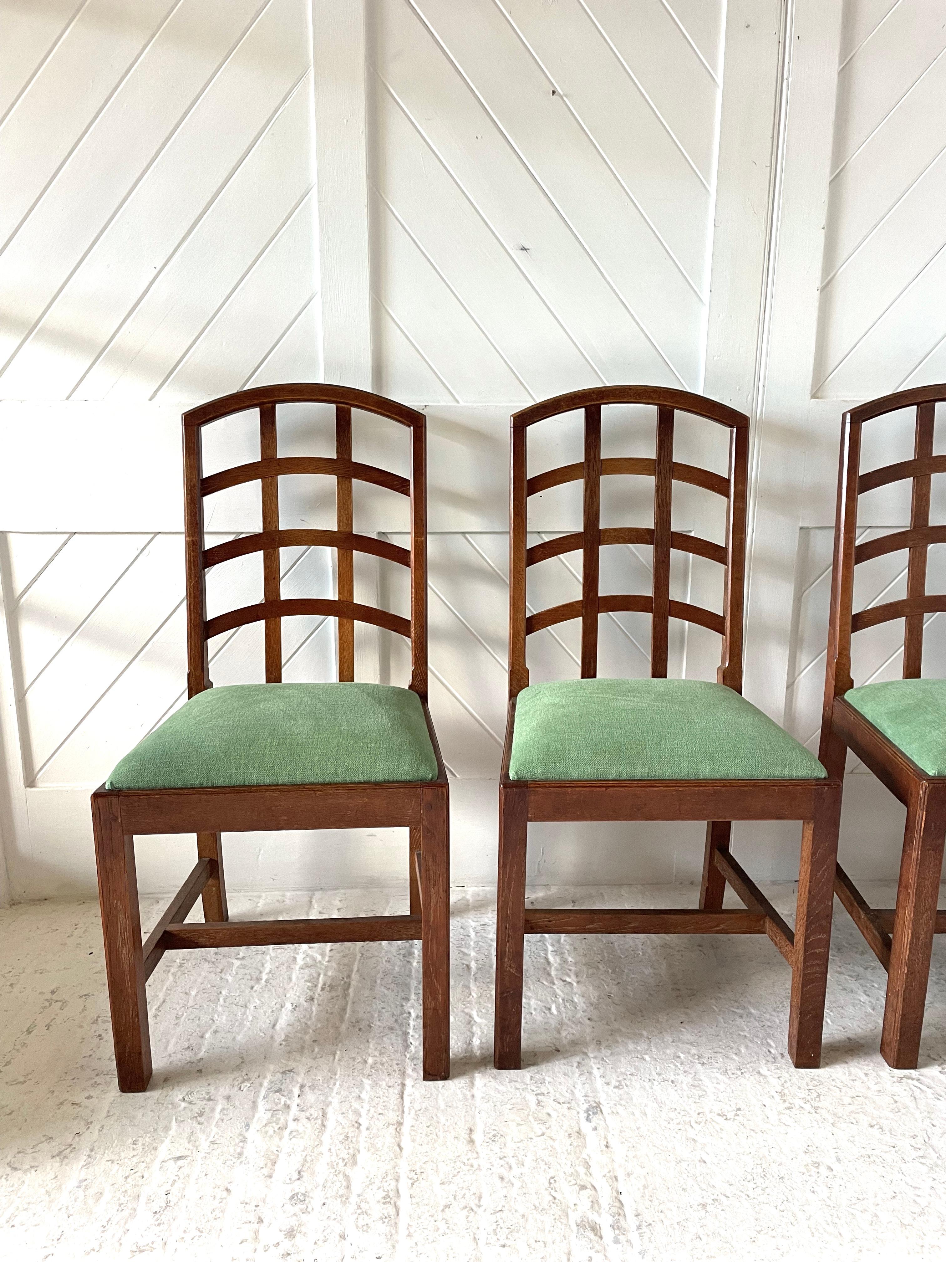 Anglais Ensemble de six chaises de salle à manger de l'école Cotswold Arts and Crafts en vente