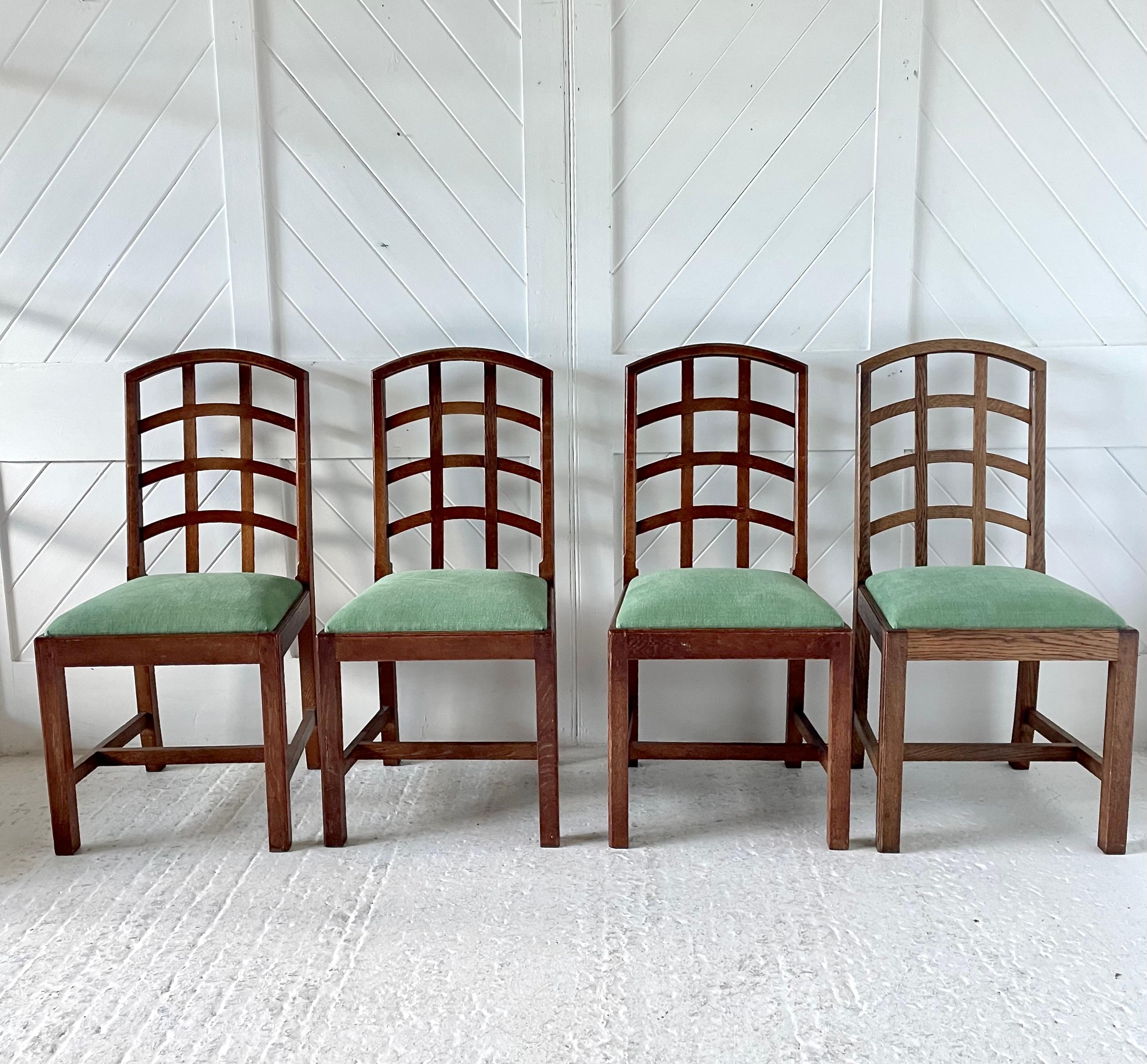 Travail du bois Ensemble de six chaises de salle à manger de l'école Cotswold Arts and Crafts en vente