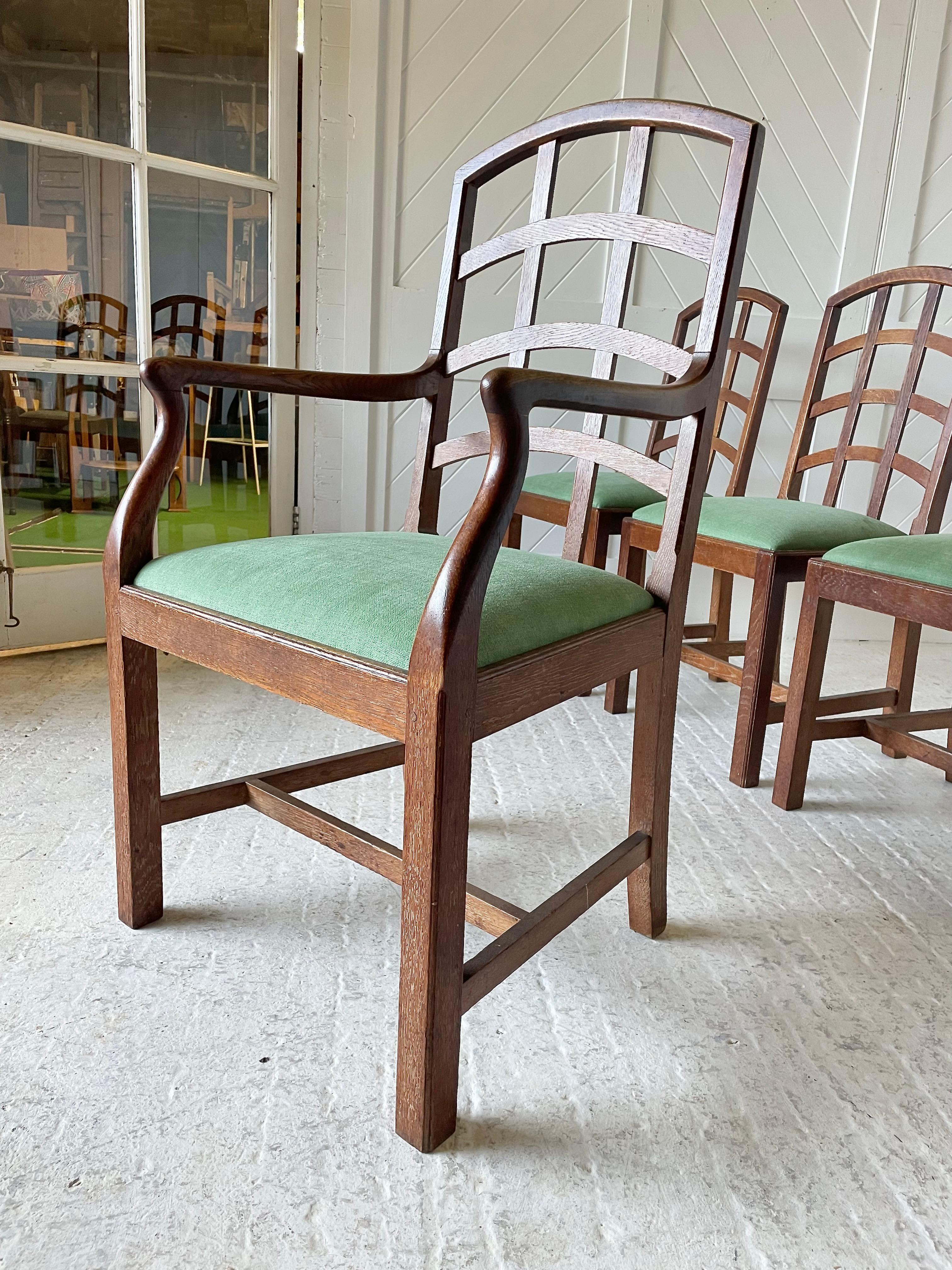Début du 20ème siècle Ensemble de six chaises de salle à manger de l'école Cotswold Arts and Crafts en vente