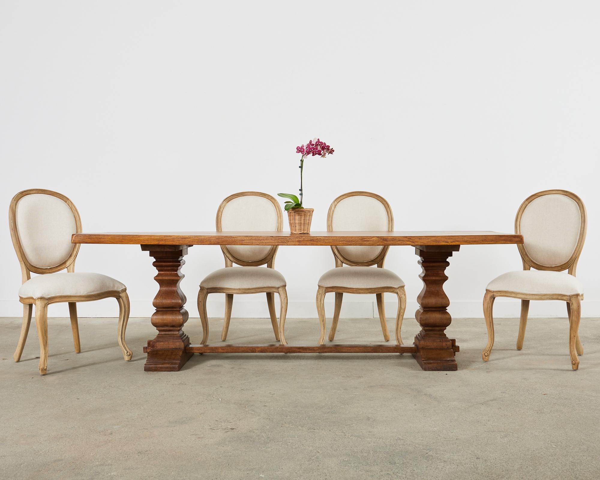 Wunderschönes Set aus sechs Esszimmerstühlen im französischen Landhausstil. Die Stühle haben große, dicke Holzrahmen mit einer natürlichen, organischen und modernen Holzoberfläche. Die natürliche Patina bringt die rustikale Oberfläche und die