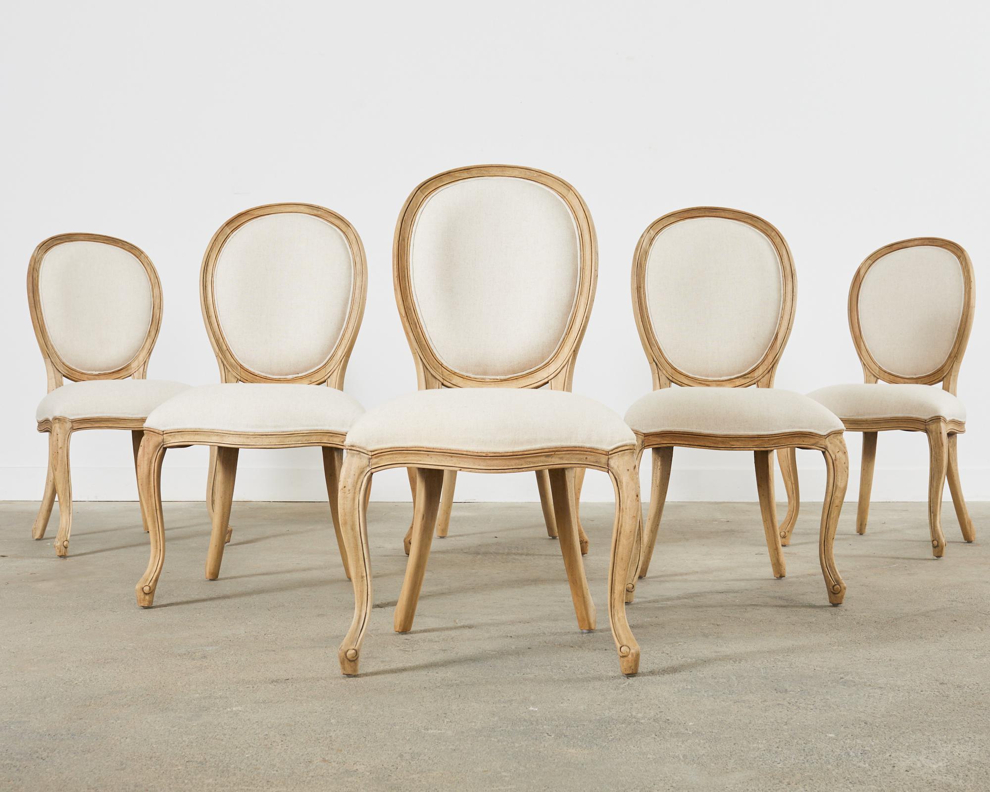 Provincial français Ensemble de six chaises de salle à manger de style provincial français campagnard en vente