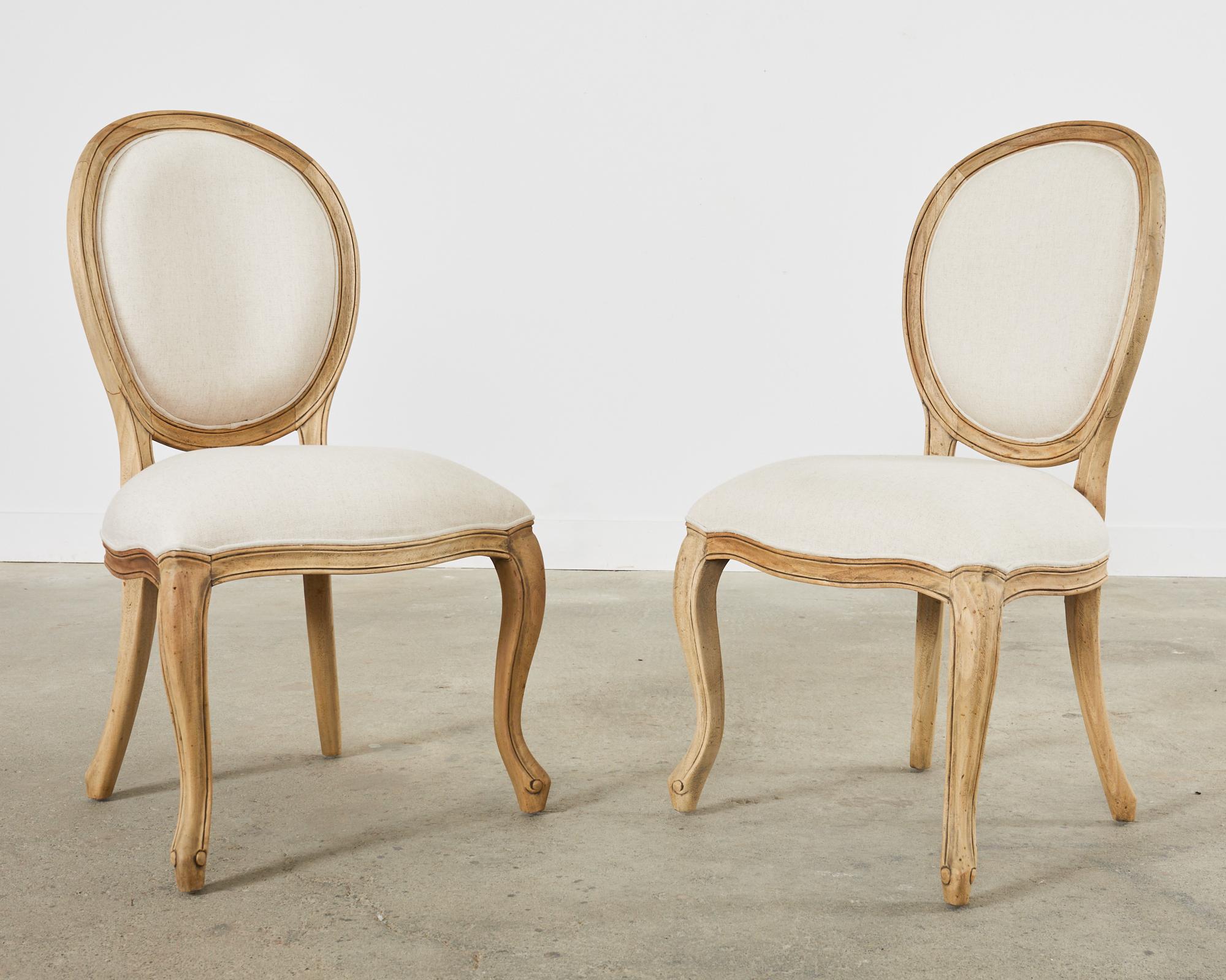Tissu Ensemble de six chaises de salle à manger de style provincial français campagnard en vente