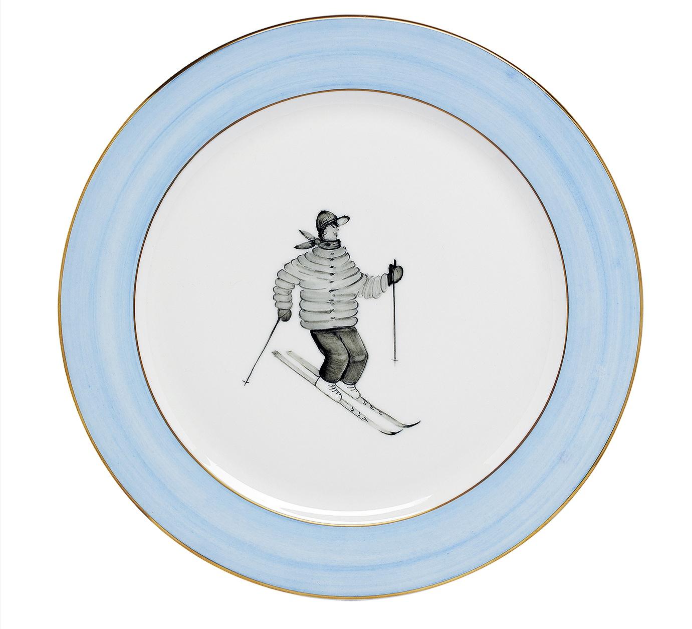Set of six completely handmade and hand painted underglaze porzelain dishes. The decor shows a country style skier boy with a handsfree blue line and 24-carat gold rimmed. A matching soup plate and breakfast plate can be ordered in addition.
The