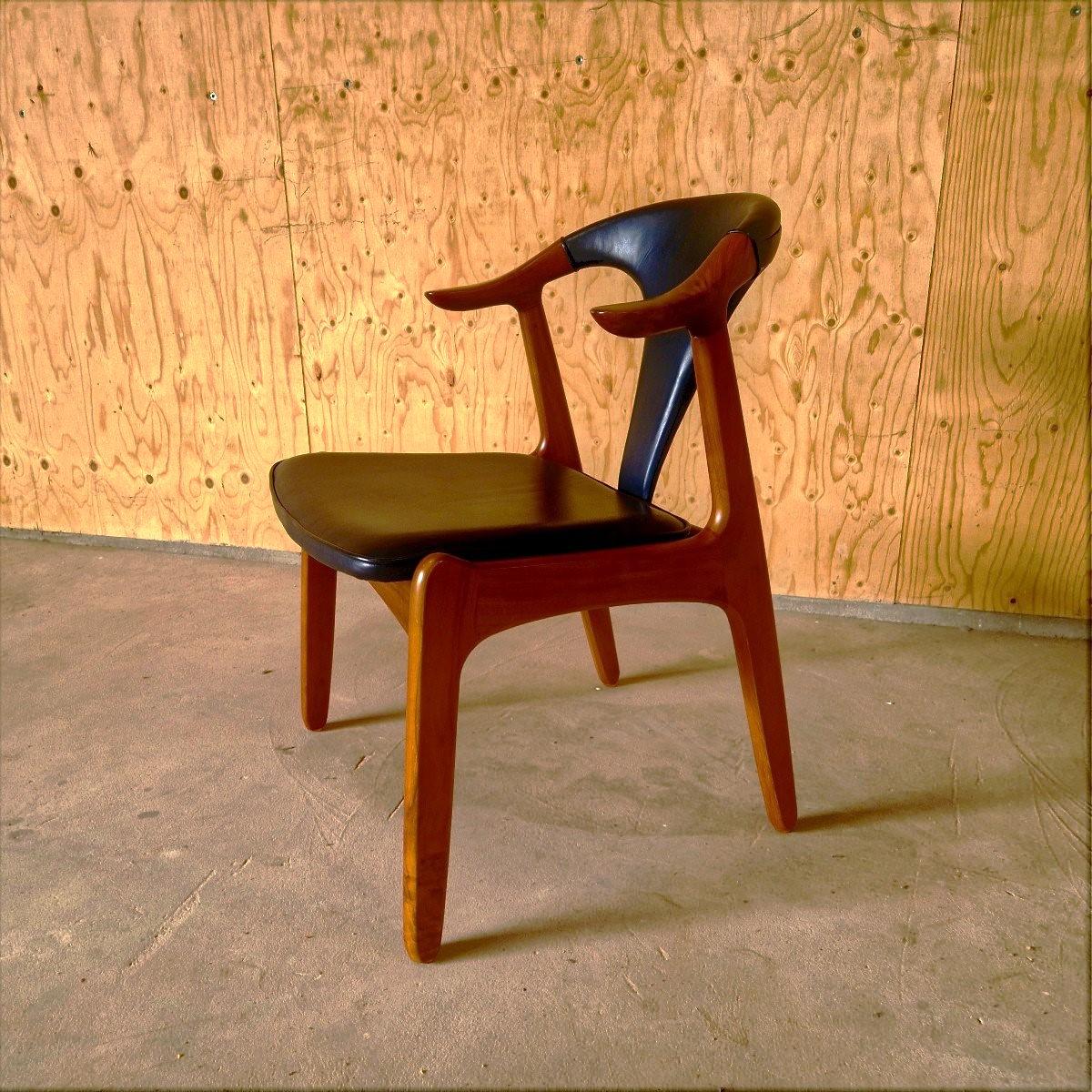 Set of six elegant chairs in teak and leather, in the model 