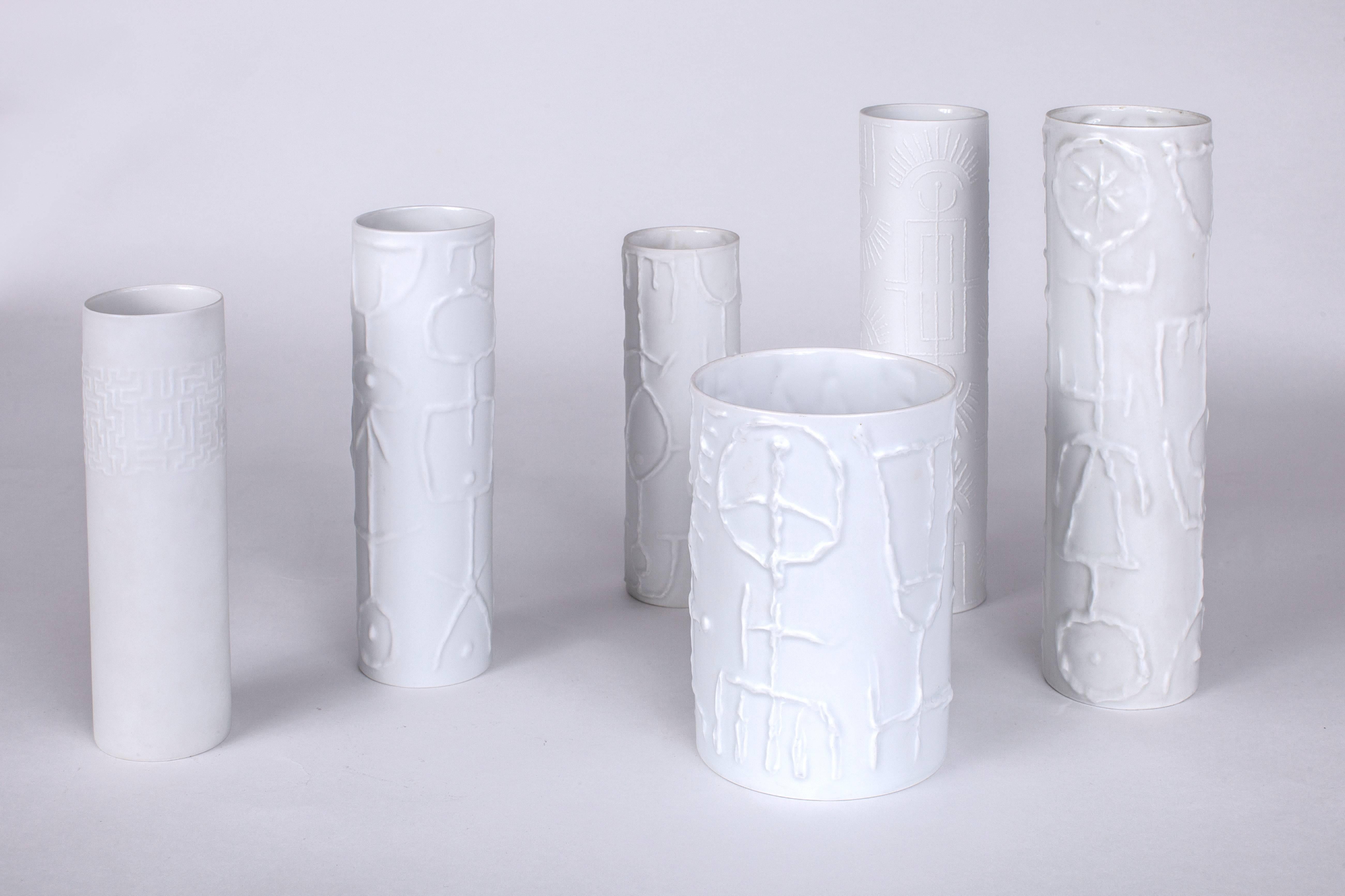 Mid-Century Modern Ensemble de six vases en porcelaine Cuno Fischer avec relief abstrait pour Rosenthal en vente