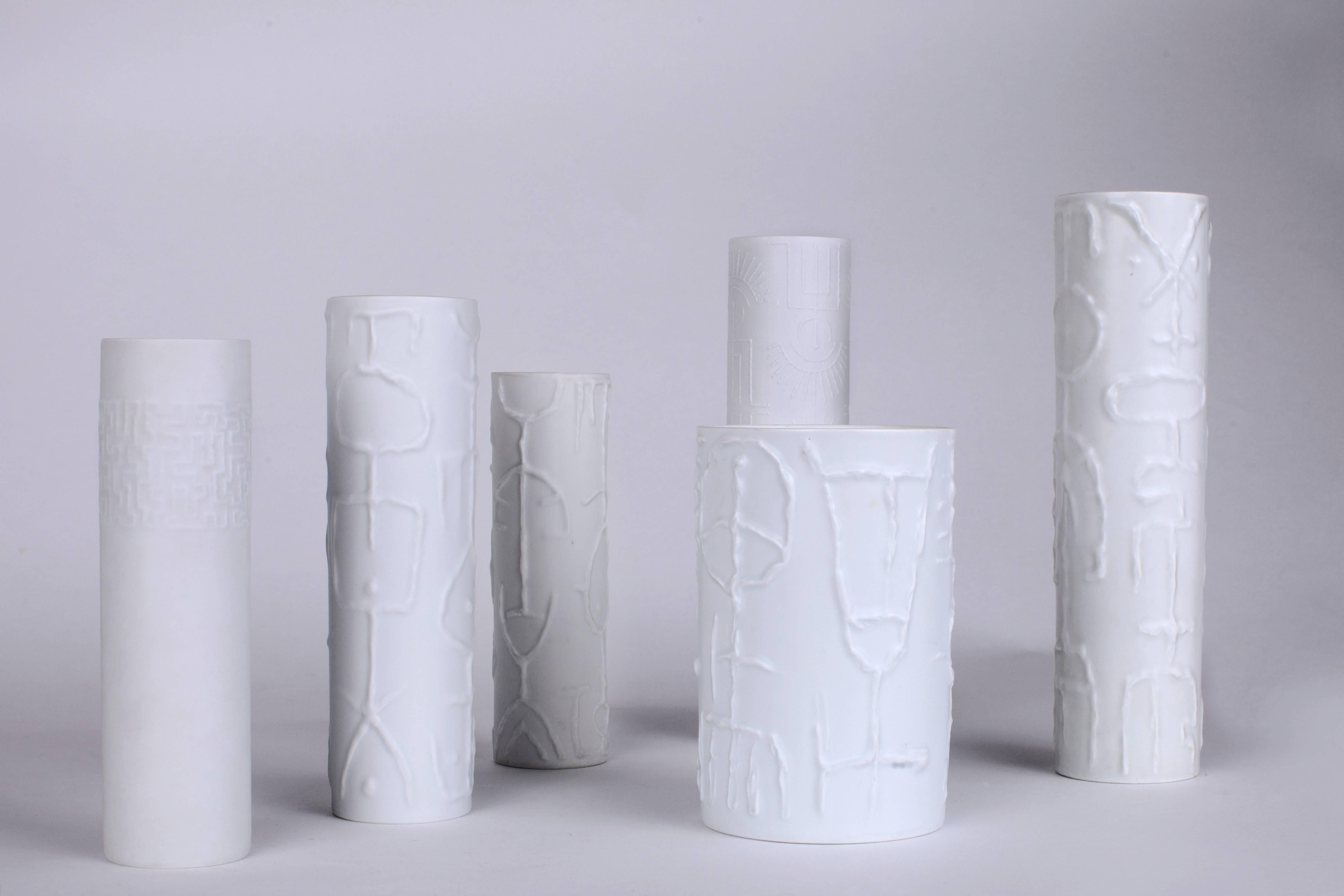 Vernissé Ensemble de six vases en porcelaine Cuno Fischer avec relief abstrait pour Rosenthal en vente
