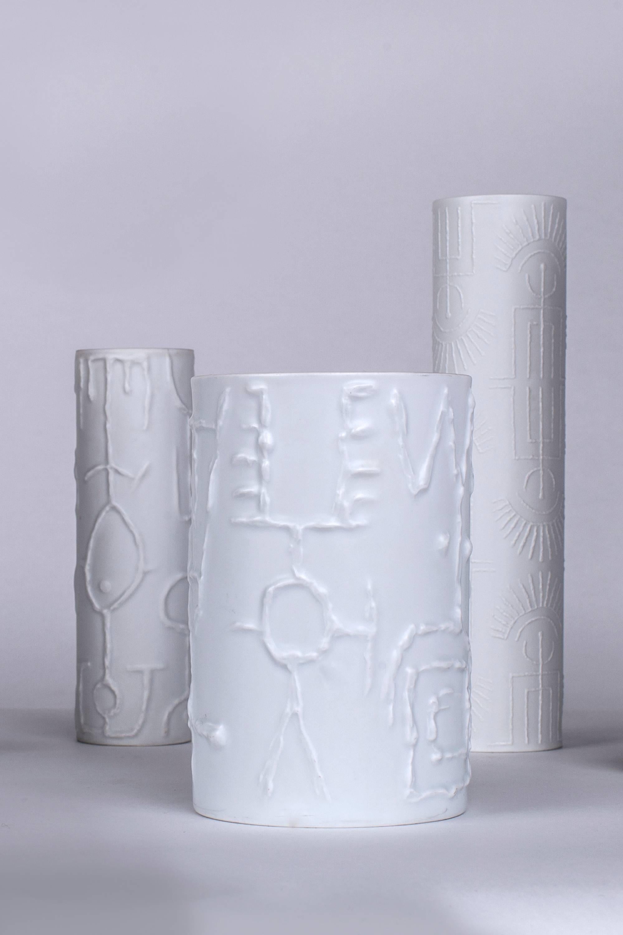 Milieu du XXe siècle Ensemble de six vases en porcelaine Cuno Fischer avec relief abstrait pour Rosenthal en vente