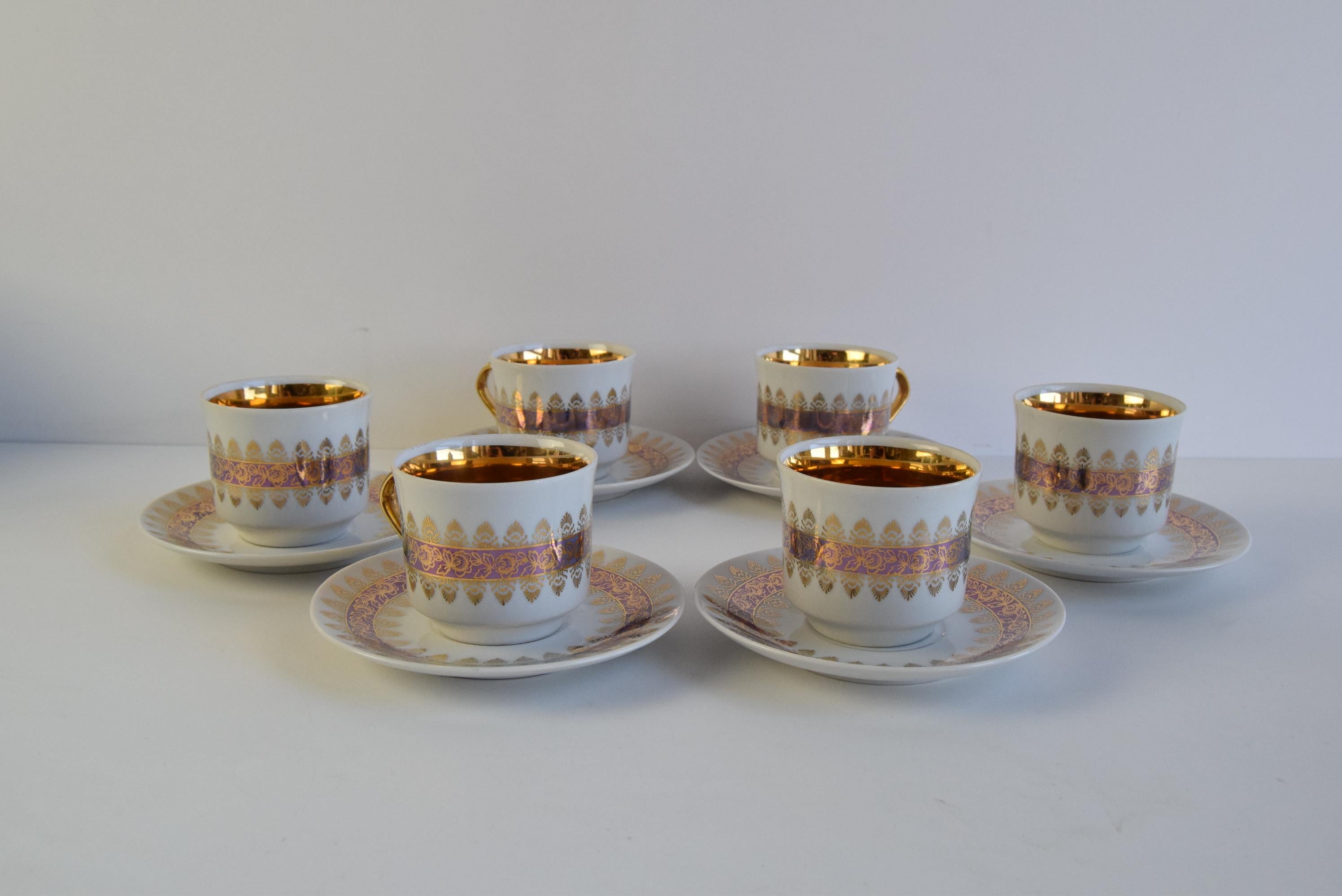 Je vends un ensemble de gobelets Laura de la marque I+I, beau design rétro, intérieur du gobelet plaqué or, état d'origine, taille du gobelet :  H-6 W-7 D-9
taille de la soucoupe : H-2 L-13 P-13